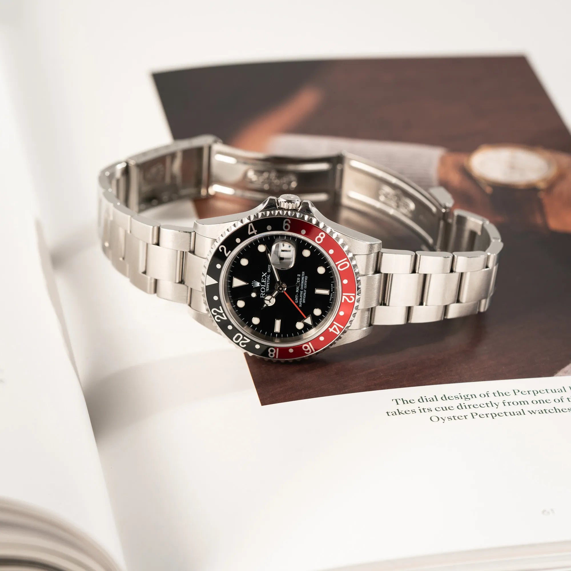 Produktfoto Rolex GMT-Master II der Referenz 16710 mit der schwarz-roten "Coke"-Lünette aus 2007 mit dem "No-Hole"-Uhrengehäuse