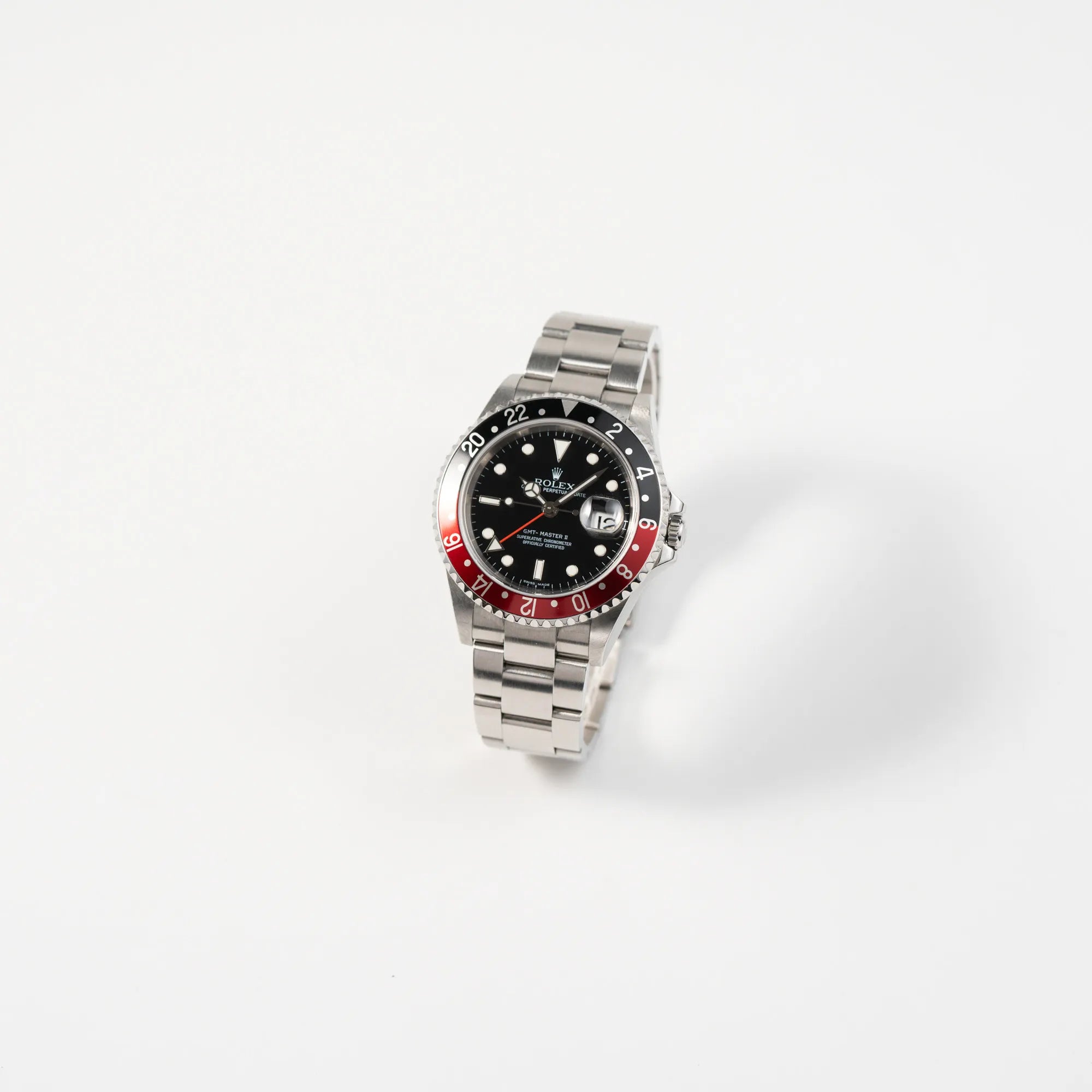 Leicht schräge Ansicht der Rolex GMT-Master II der Referenz 16710 mit der schwarz-roten "Coke"-Lünette aus 2007 mit dem "No-Hole"-Uhrengehäuse