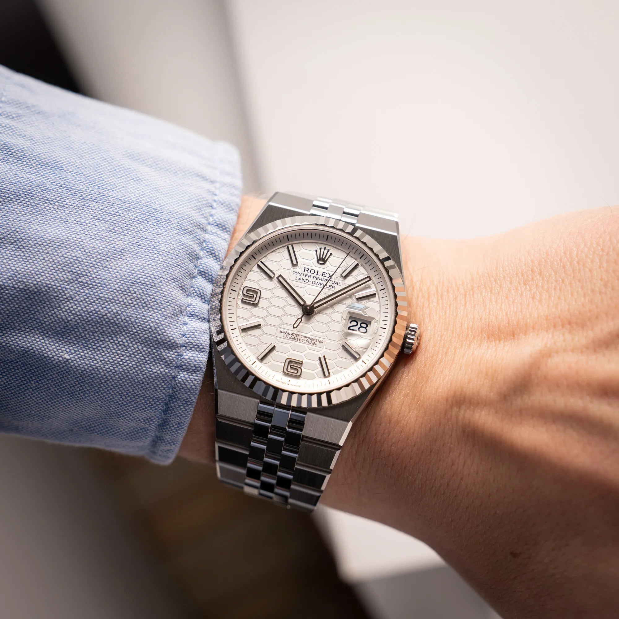 Wristshot mit der Rolex Land-Dweller 40 der Referenz 127334 im neuwertigen Zustand mit dem weißen Zifferblatt in Waben-Struktur am neuen Flat-Jubilee-Armband