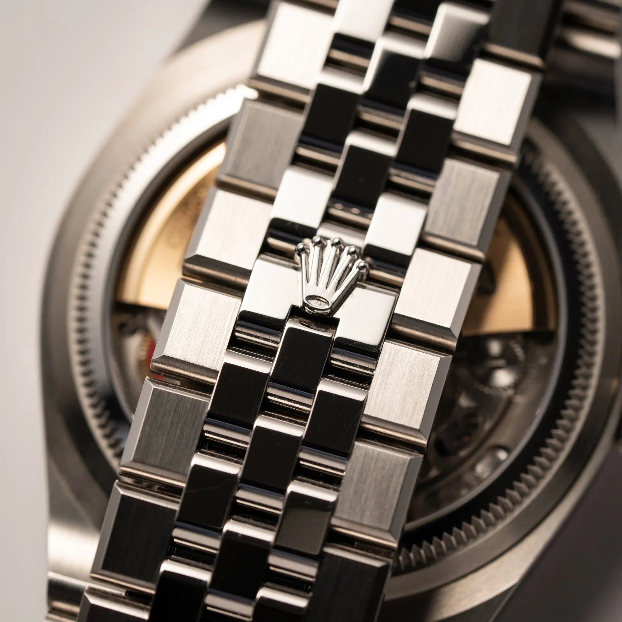 Detailaufnahme des Flat-Jubilee armbads der Rolex Land-Dweller 40 der Referenz 127334 im neuwertigen Zustand mit dem weißen Zifferblatt in Waben-Struktur am neuen Flat-Jubilee-Armband