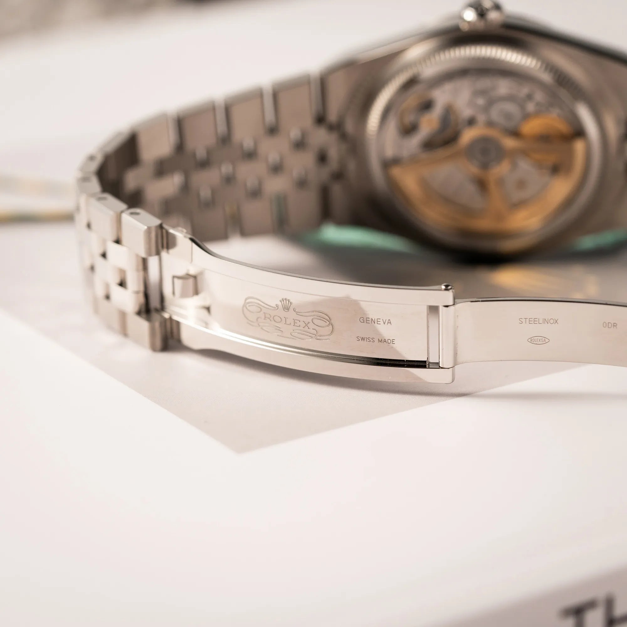 Stempel im Inneren der Faltschliesse von der Rolex Land-Dweller 40 der Referenz 127334 im neuwertigen Zustand mit dem weißen Zifferblatt in Waben-Struktur am neuen Flat-Jubilee-Armband