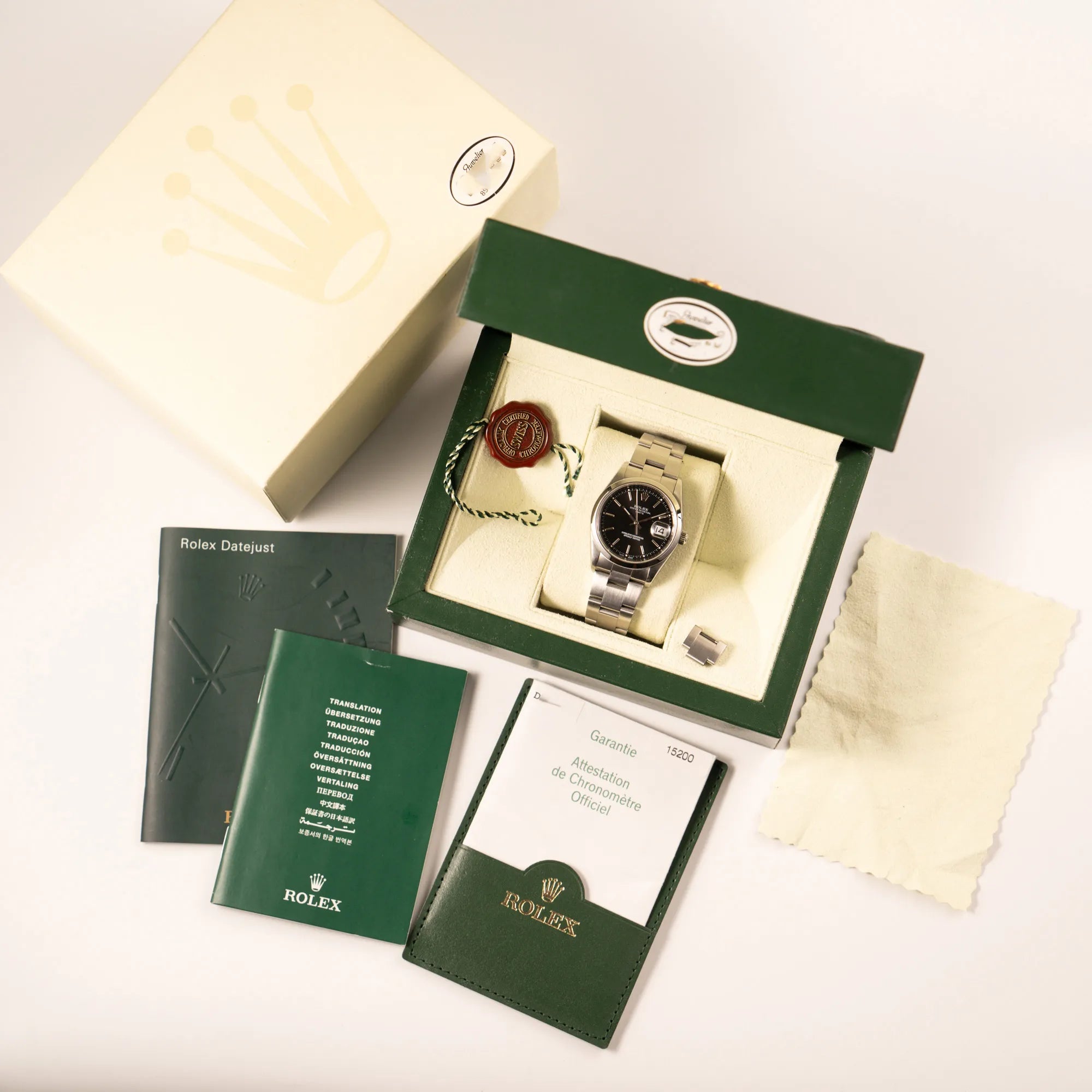 Rolex Oyster Perpetual 34 mit schwarzem Zifferblatt der Referenz 15200 mit glatter Lünette und 34mm Gehäusedurchmesser zusammen mit dem Lieferumfang, bestehend aus Box, Papieren, Umkarton, Booklets, Hangtag, Poliertuch