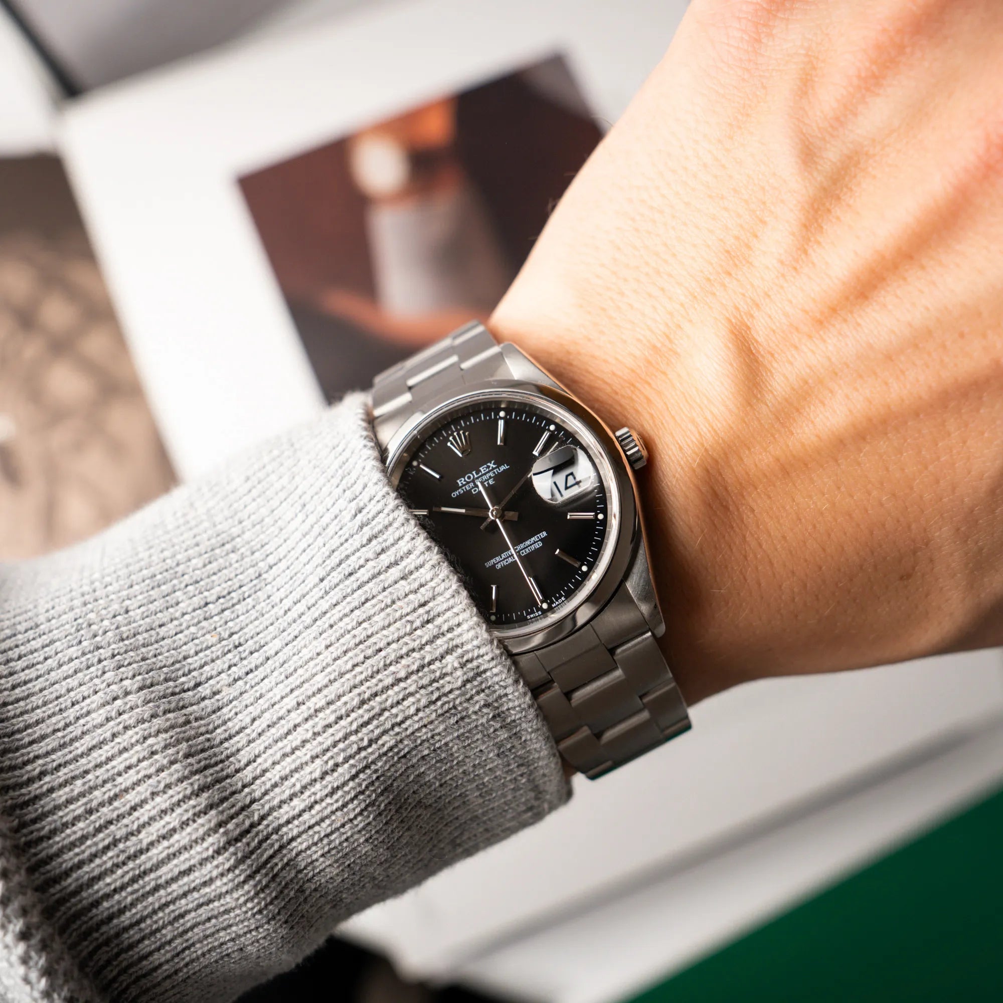 Mann trägt die Rolex Oyster Perpetual 34 mit schwarzem Zifferblatt der Referenz 15200 mit glatter Lünette und 34mm Gehäusedurchmesser an seinem Handgelenk