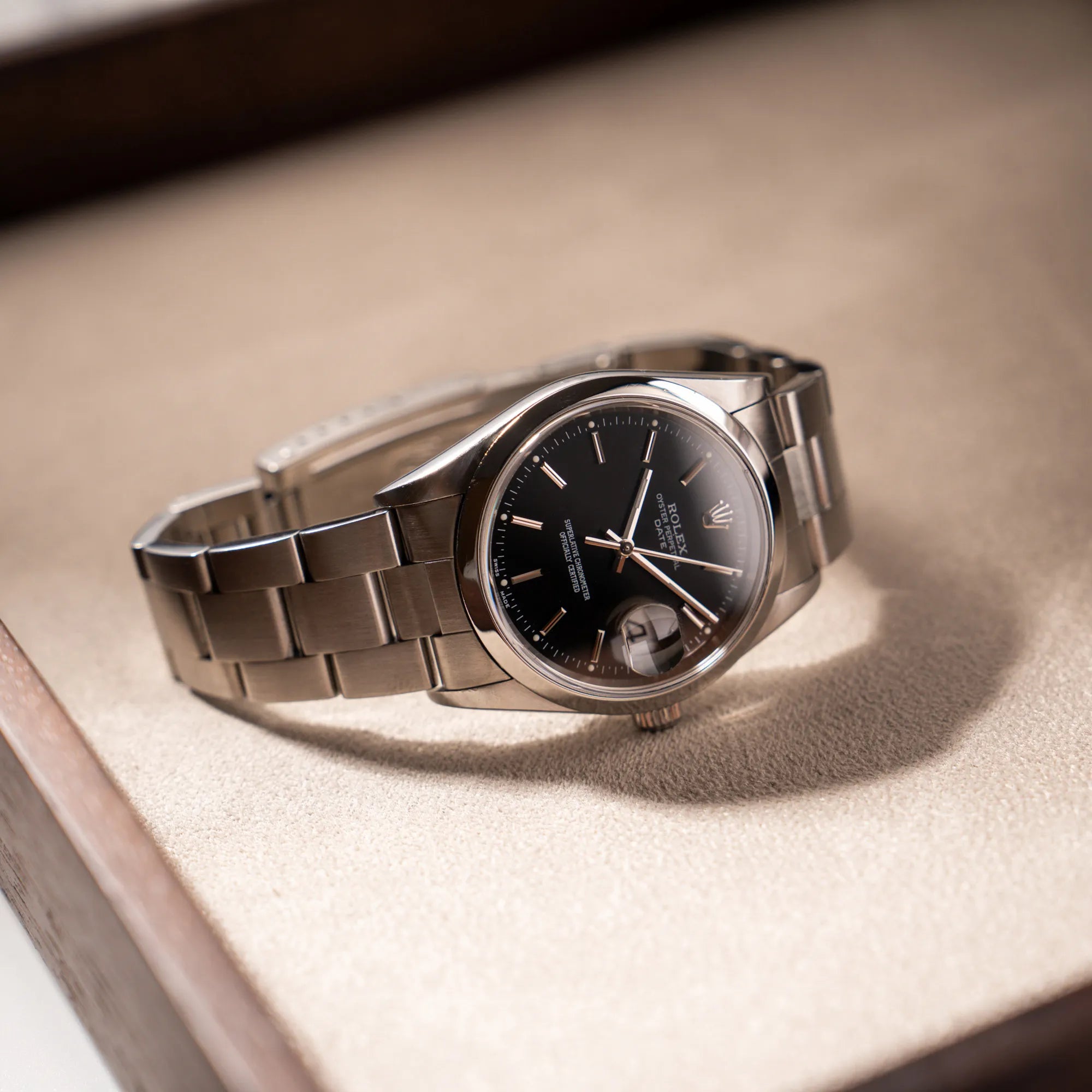 Titelbild der Rolex Oyster Perpetual 34 mit schwarzem Zifferblatt der Referenz 15200 mit glatter Lünette und 34mm Gehäusedurchmesser