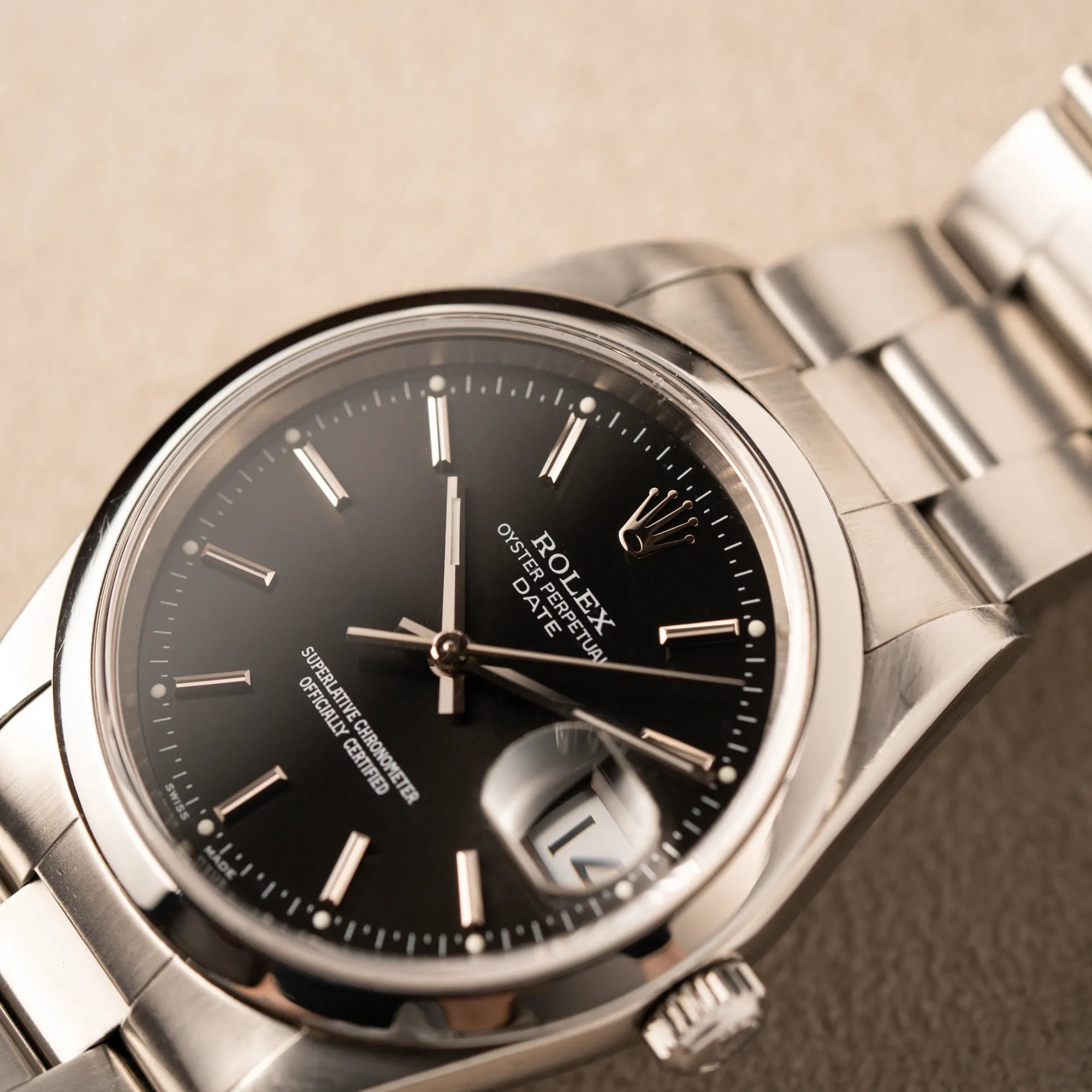 Detailaufnahme der Rolex Oyster Perpetual 34 mit schwarzem Zifferblatt der Referenz 15200 mit glatter Lünette und 34mm Gehäusedurchmesser
