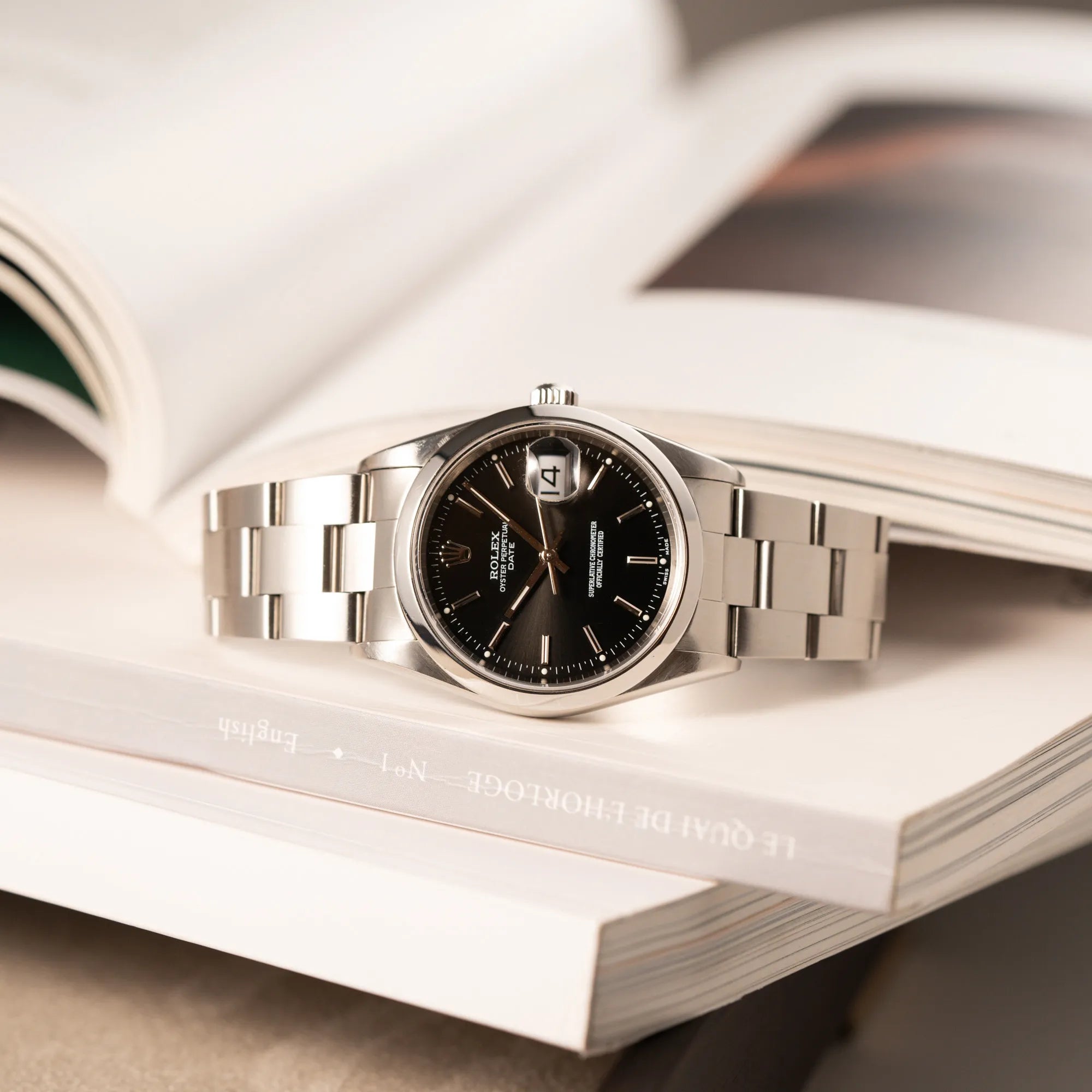 Seitlich liegende Rolex Oyster Perpetual 34 mit schwarzem Zifferblatt der Referenz 15200 mit glatter Lünette und 34mm Gehäusedurchmesser