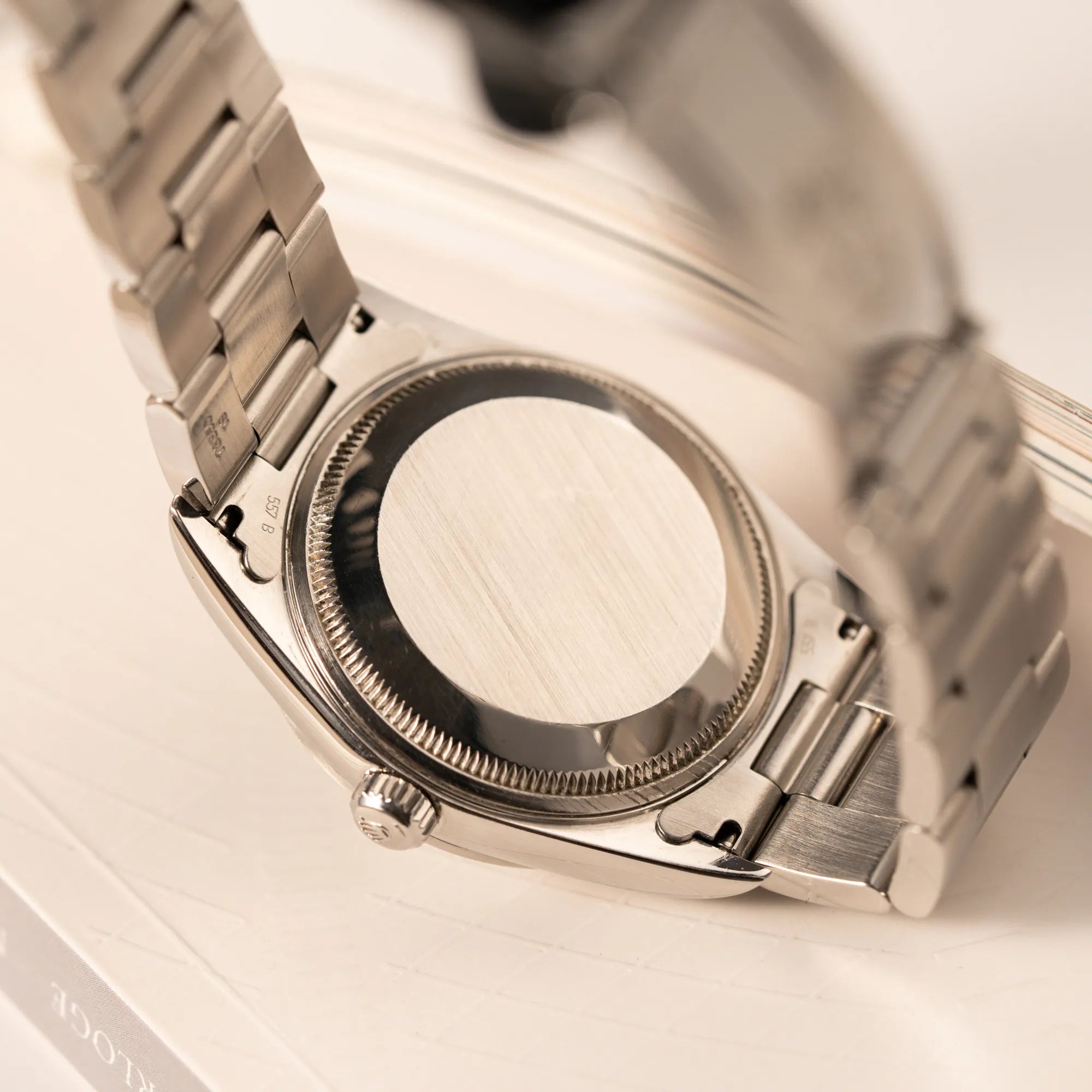 Gehäuseboden der Rolex Oyster Perpetual 34 mit schwarzem Zifferblatt der Referenz 15200 mit glatter Lünette und 34mm Gehäusedurchmesser