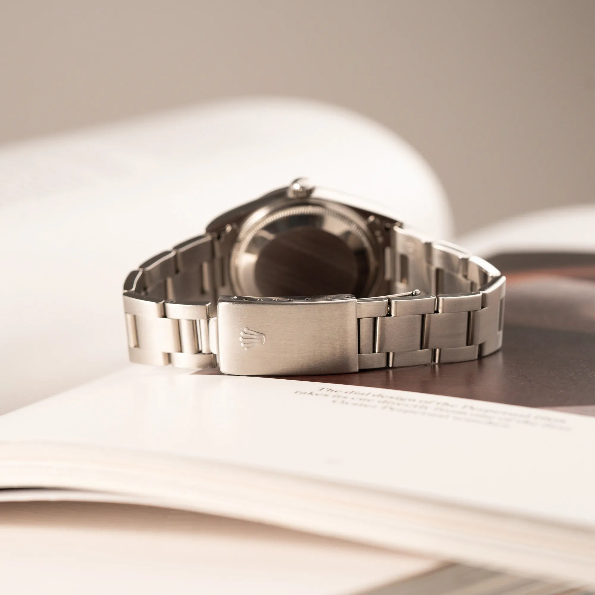 Produktfotografie zeigt die Oyster-Schliesse der Rolex Oyster Perpetual 34 mit schwarzem Zifferblatt der Referenz 15200 mit glatter Lünette und 34mm Gehäusedurchmesser