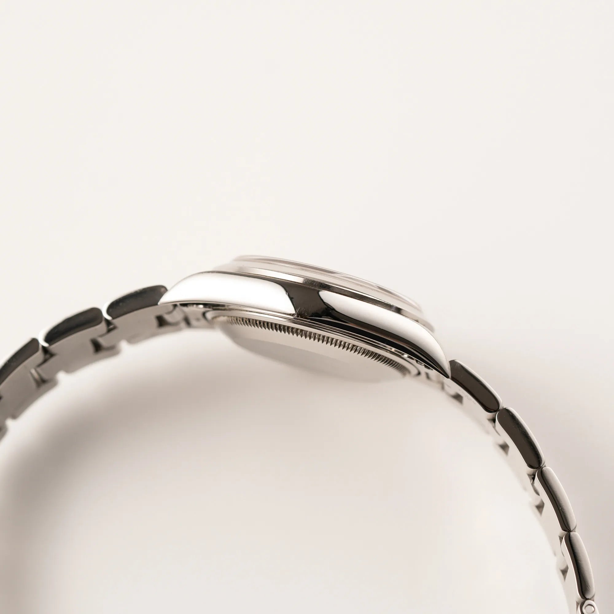 Seitliches Gehäuse der Rolex Oyster Perpetual 34 mit schwarzem Zifferblatt der Referenz 15200 mit glatter Lünette und 34mm Gehäusedurchmesser