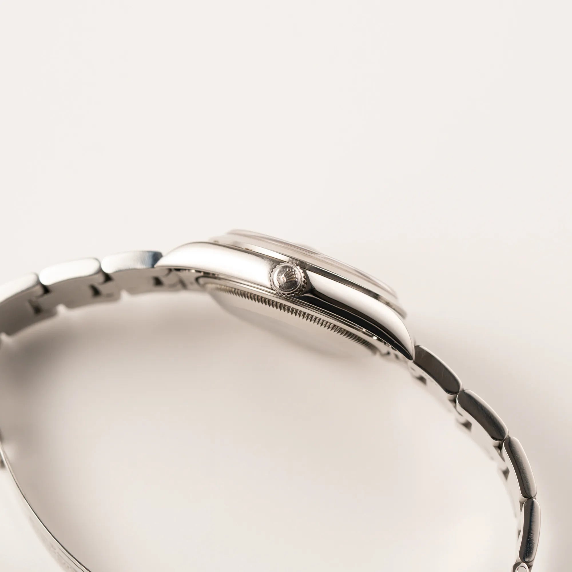 Seitliches Gehäuse und Aufzugskrone der Rolex Oyster Perpetual 34 mit schwarzem Zifferblatt der Referenz 15200 mit glatter Lünette und 34mm Gehäusedurchmesser