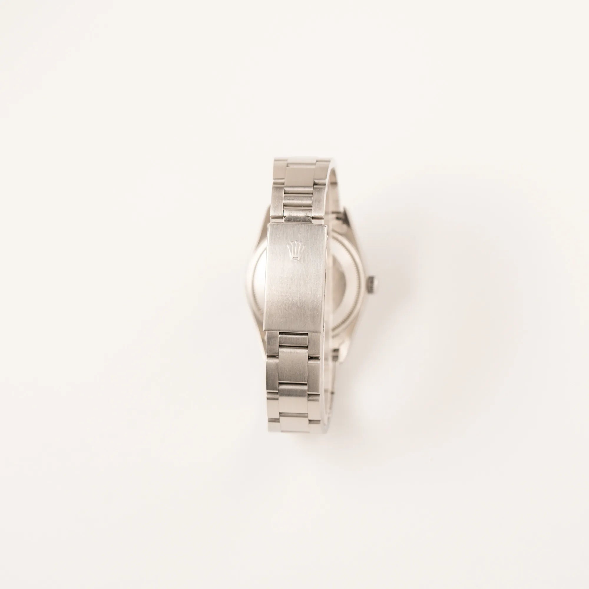 Blick auf das Oyster-Stahlband mit Faltschliesse der Rolex Oyster Perpetual 34 mit schwarzem Zifferblatt der Referenz 15200 mit glatter Lünette und 34mm Gehäusedurchmesser