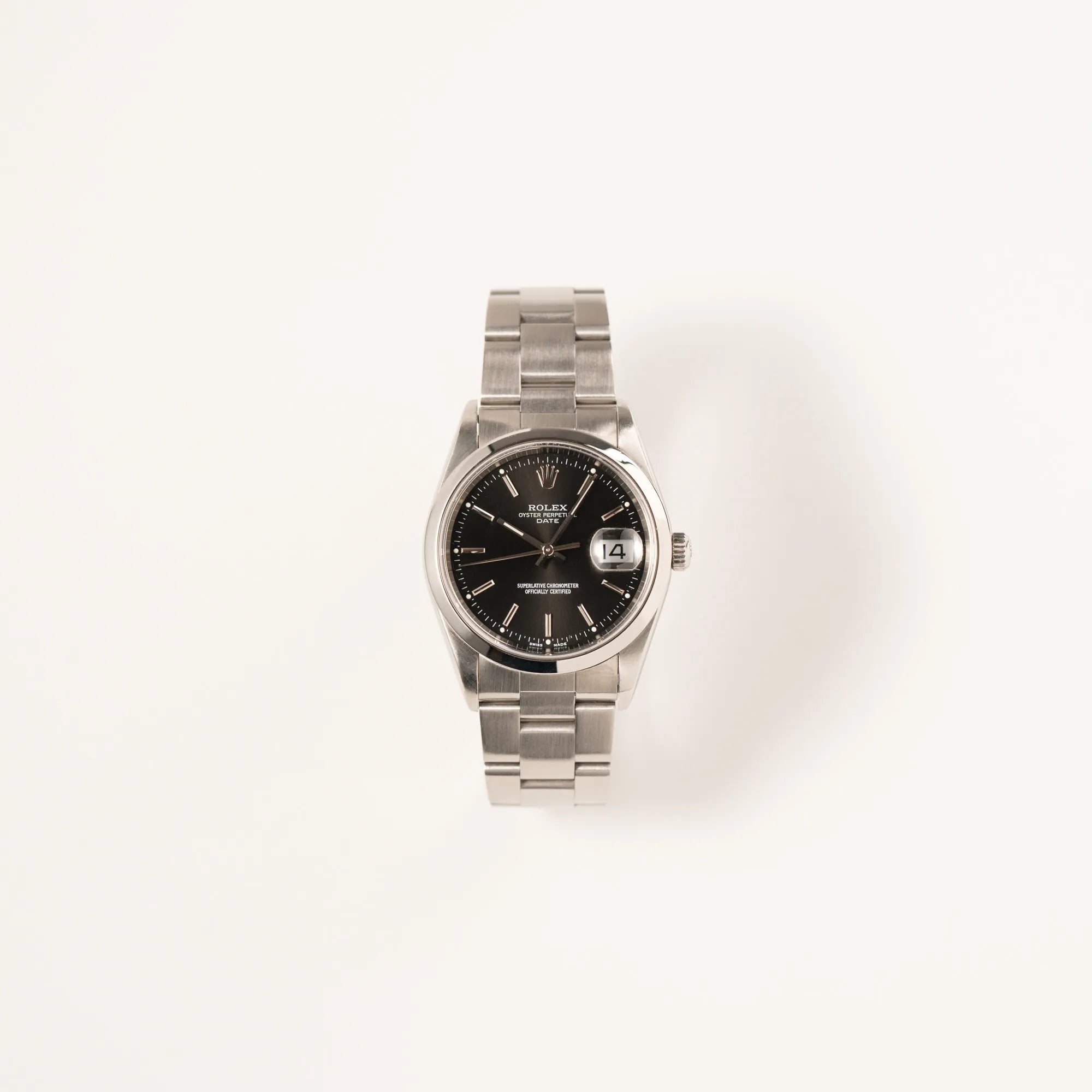 Frontale Ansicht der Rolex Oyster Perpetual 34 mit schwarzem Zifferblatt der Referenz 15200 mit glatter Lünette und 34mm Gehäusedurchmesser