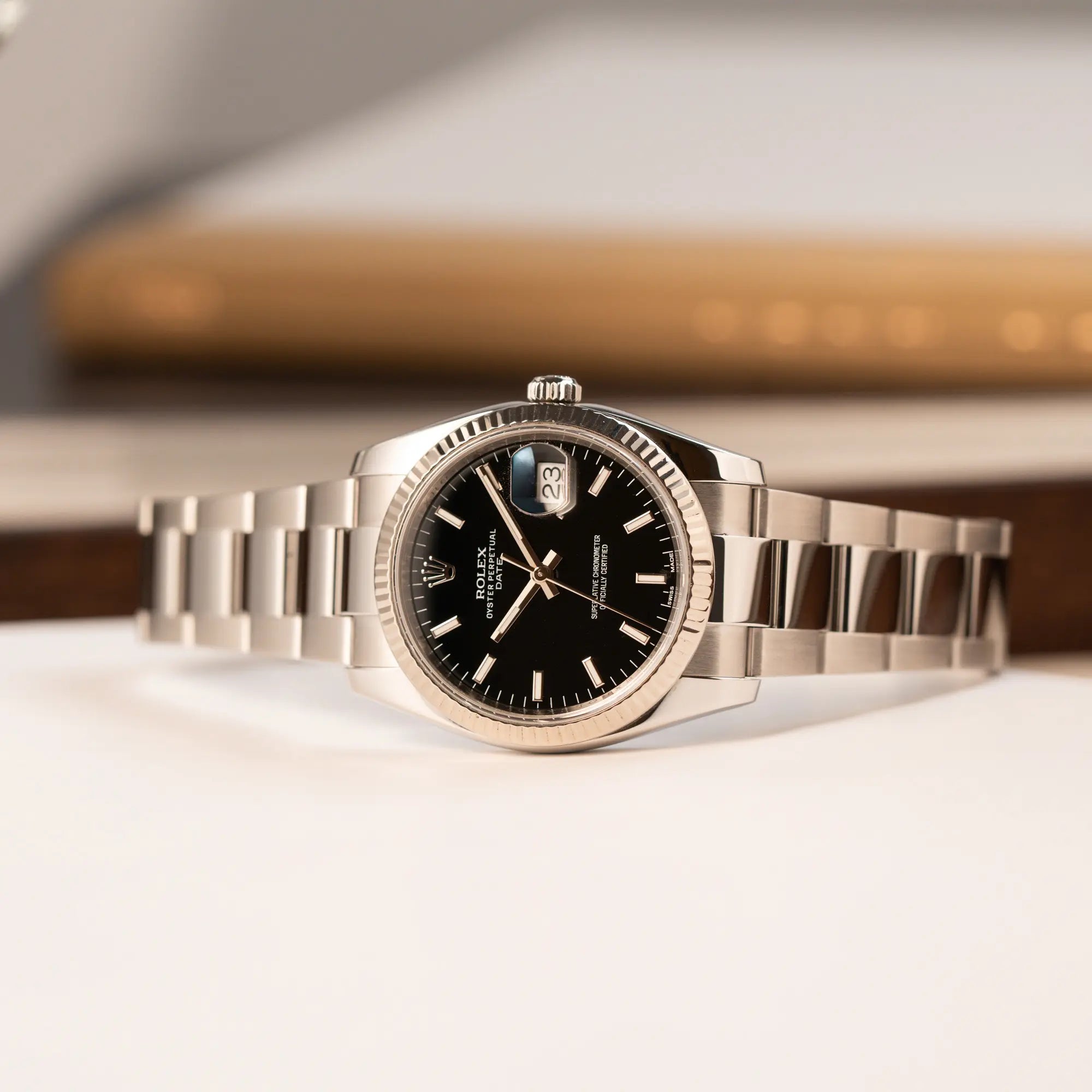 Rolex Oyster Perpetual Date 34 der Referenz 115234 mit schwarzem Zifferblatt und der geriffelten Weißgold-Lünette 