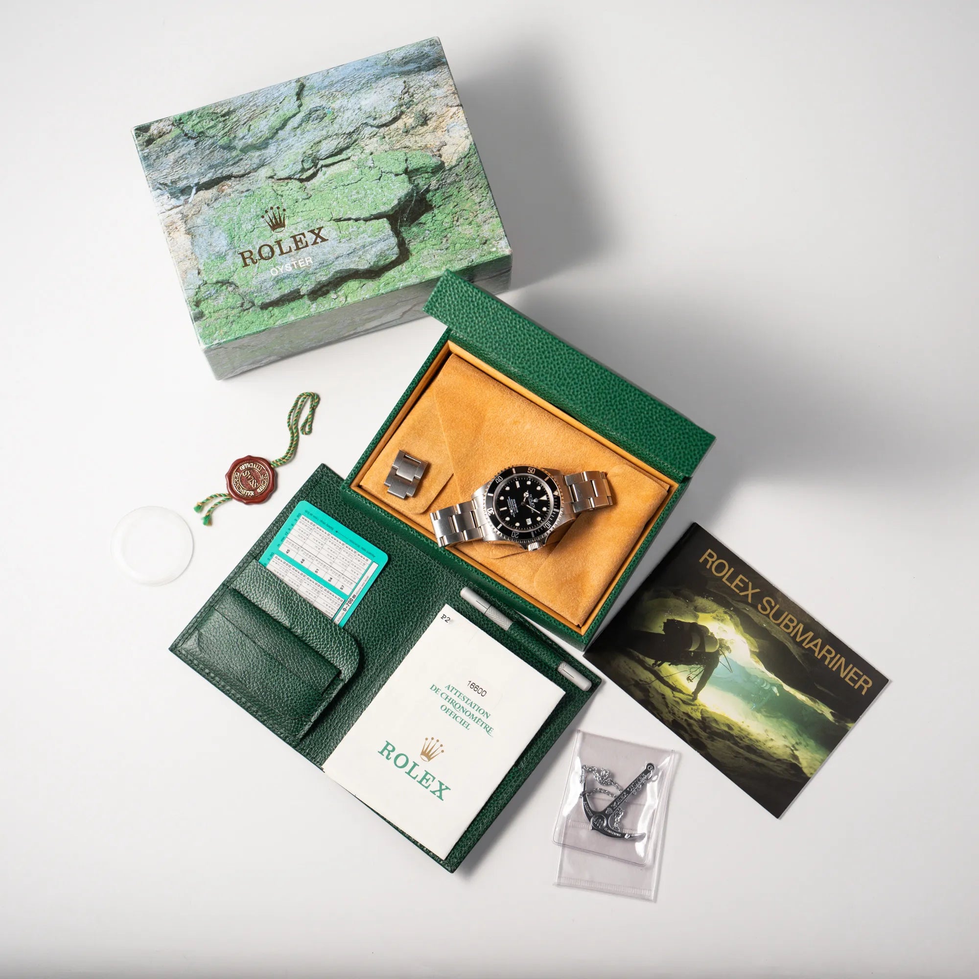 Rolex Sea-Dweller  mit schwarzem Zifferblatt und schwarzer Aluminium-Lünetten-Einlage der Referenz 16600 aus 2000 zusammen mit dem Lieferumfang, bestehend aus Box mit Umkarton, Garantiekarte, Hangtag, Lünettenschutz, Rolex-Kalender, Rolex-Anker, Submariner Booklet und Rolex-Anker