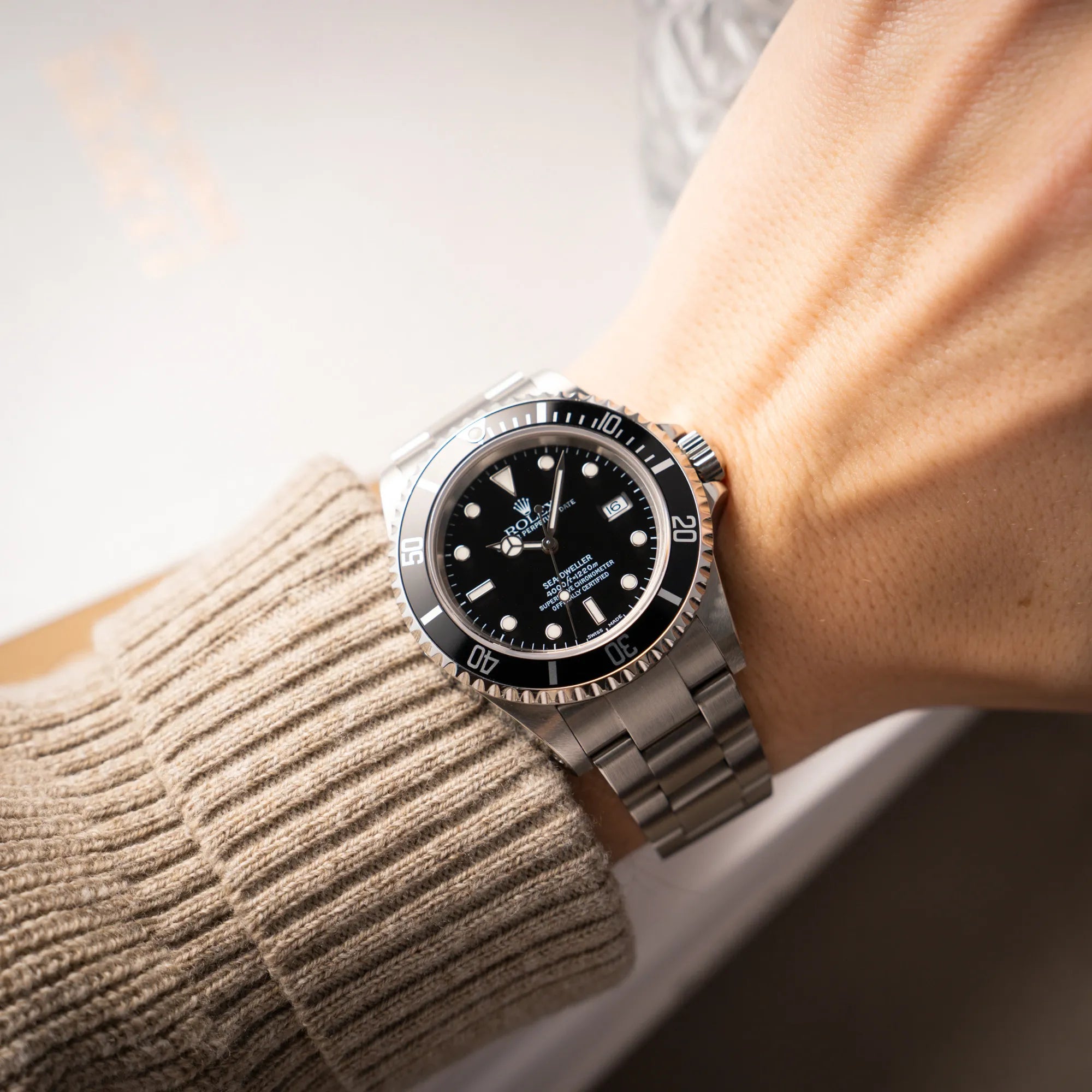 Wristshot mit der Rolex Sea-Dweller  mit schwarzem Zifferblatt und schwarzer Aluminium-Lünetten-Einlage der Referenz 16600 aus 2000