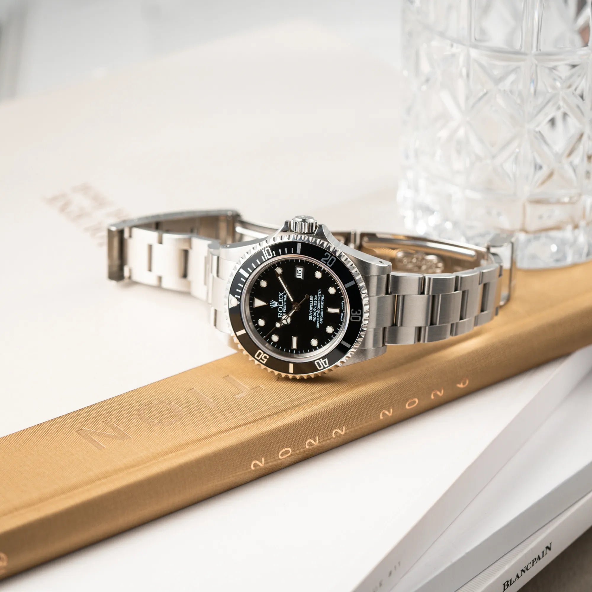 Produktfotografie der Rolex Sea-Dweller  mit schwarzem Zifferblatt und schwarzer Aluminium-Lünetten-Einlage der Referenz 16600 aus 2000