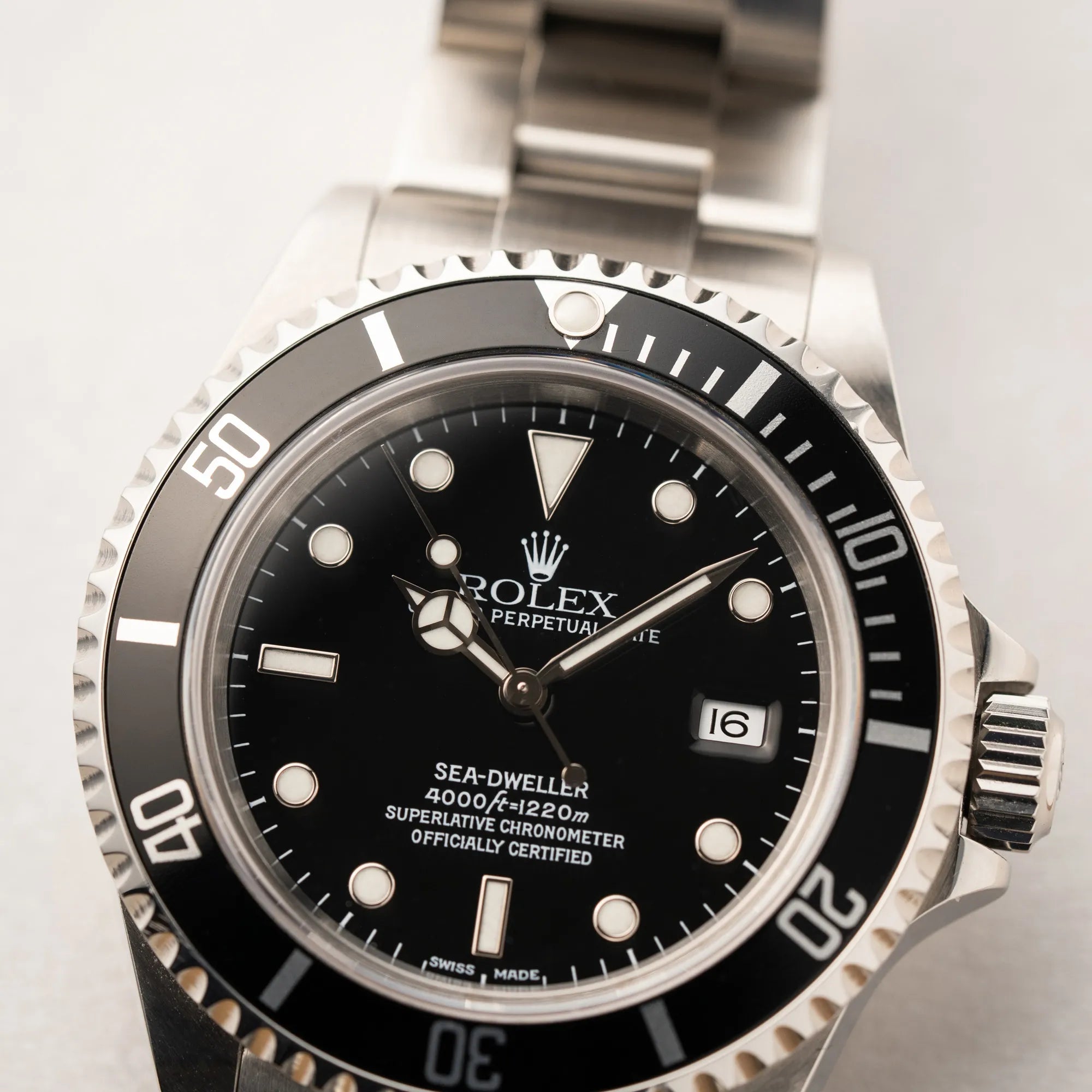 Detailaufnahme der Rolex Sea-Dweller  mit schwarzem Zifferblatt und schwarzer Aluminium-Lünetten-Einlage der Referenz 16600 aus 2000