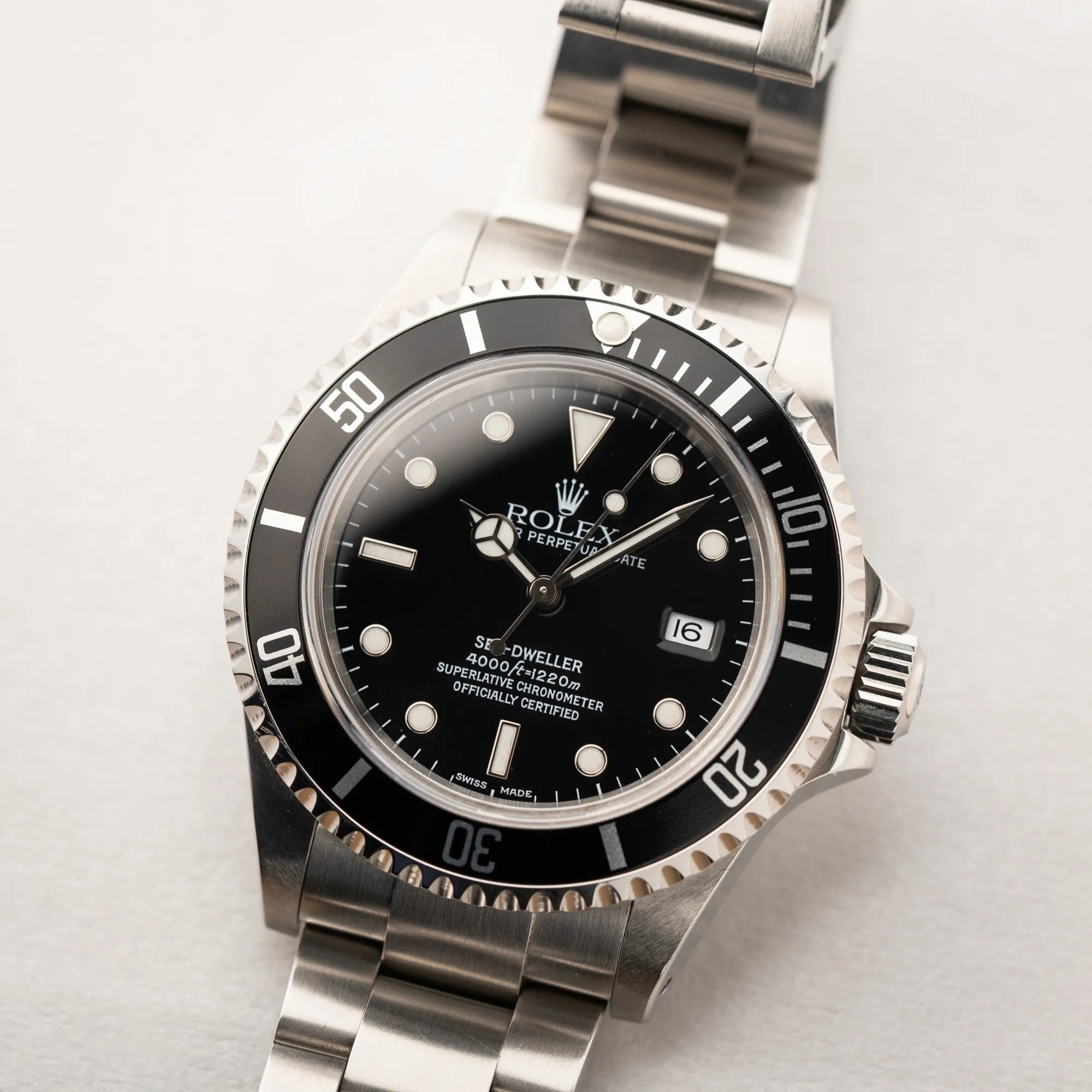 Produktfoto der Rolex Sea-Dweller  mit schwarzem Zifferblatt und schwarzer Aluminium-Lünetten-Einlage der Referenz 16600 aus 2000