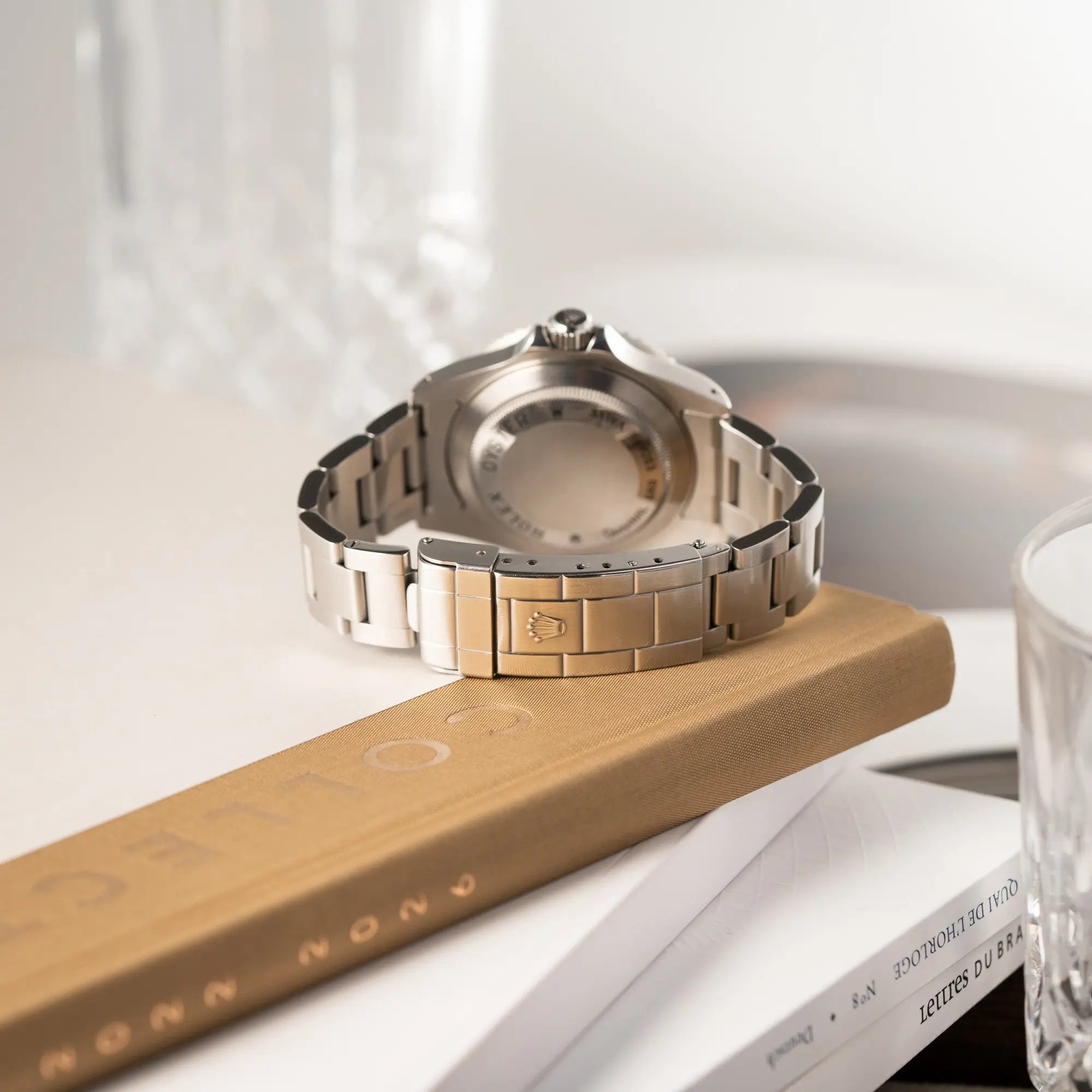 Produktfotografie der Rolex Sea-Dweller  mit schwarzem Zifferblatt und schwarzer Aluminium-Lünetten-Einlage der Referenz 16600 aus 2000 zeigt die geschlossene Oyster-Stahl-Faltschliesse mit Tauchersicherung