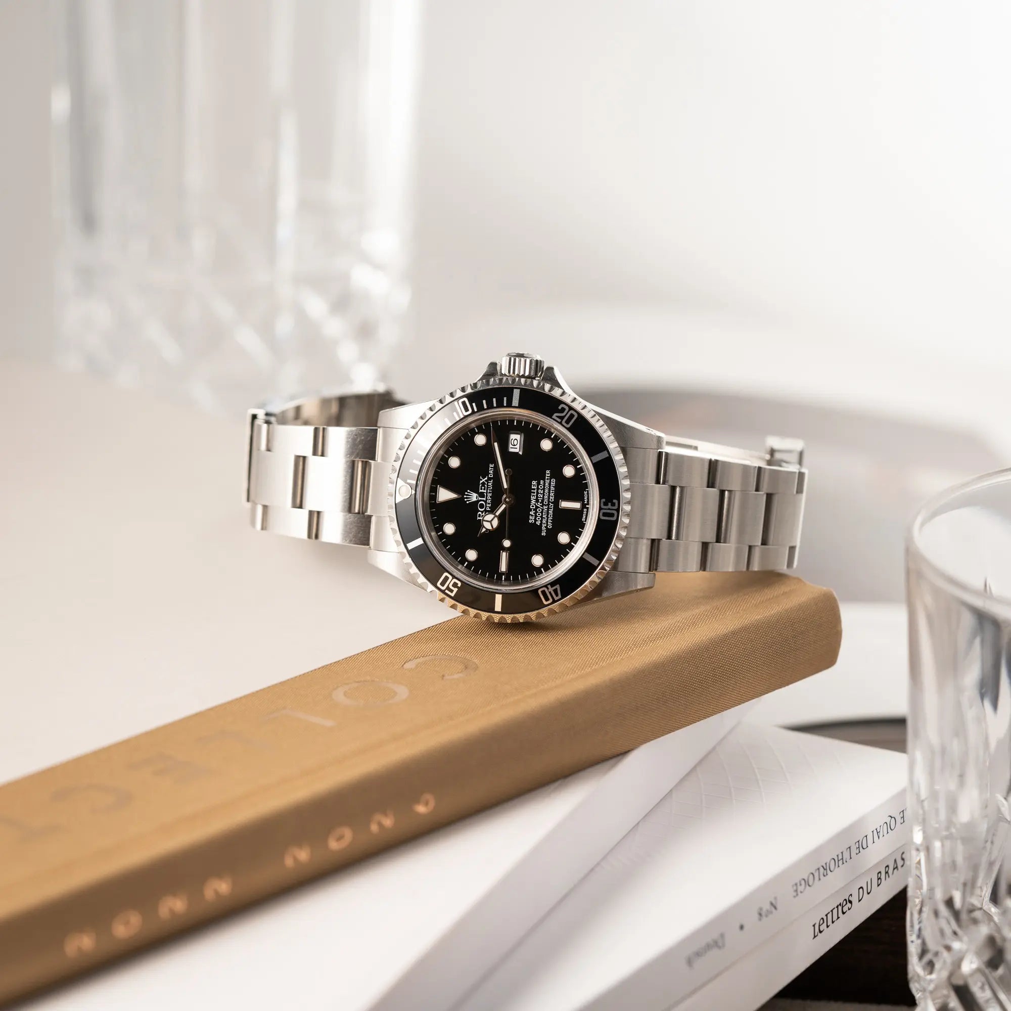 Produktfotografie der Rolex Sea-Dweller  mit schwarzem Zifferblatt und schwarzer Aluminium-Lünetten-Einlage der Referenz 16600 aus 2000