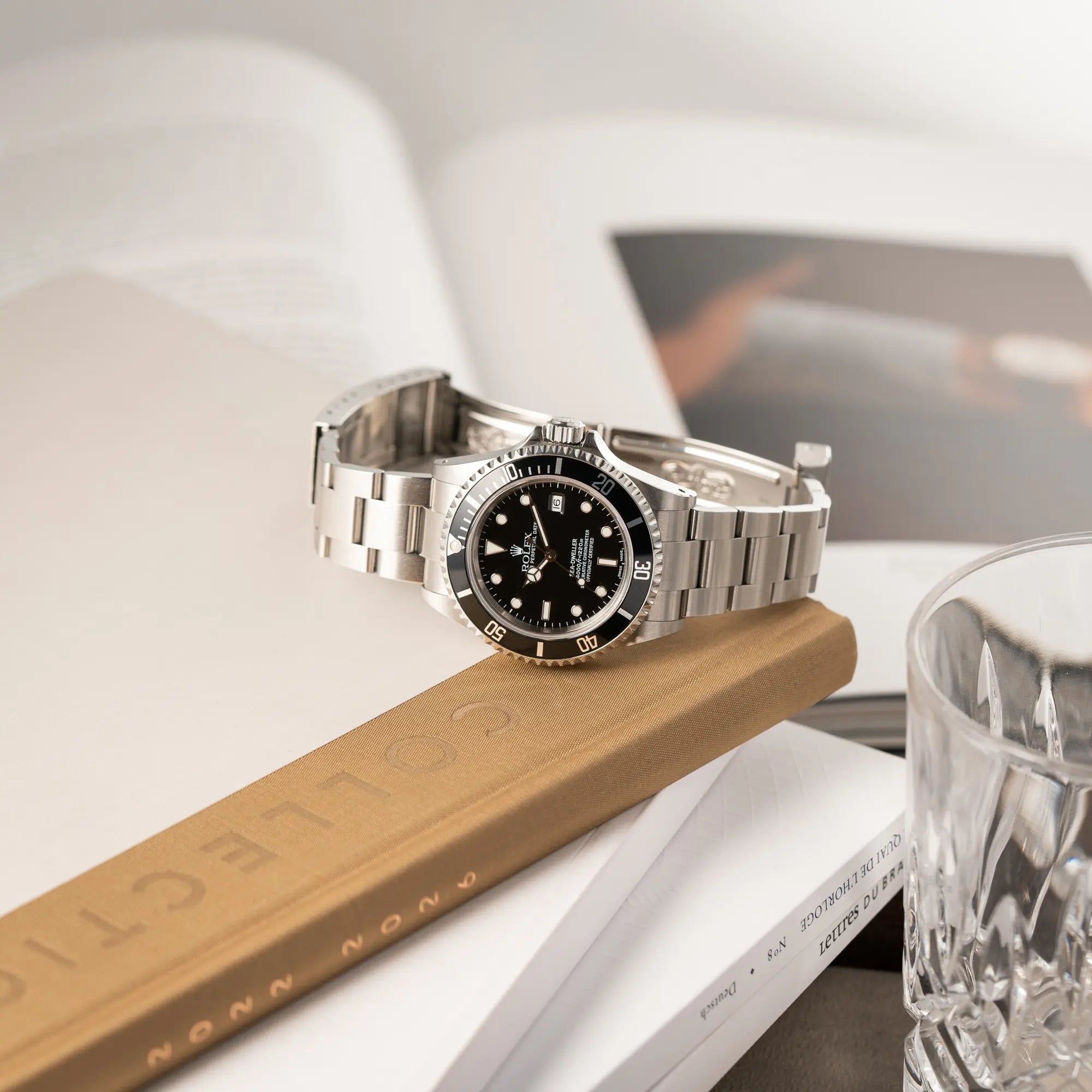 Produktfotografie der Rolex Sea-Dweller  mit schwarzem Zifferblatt und schwarzer Aluminium-Lünetten-Einlage der Referenz 16600 aus 2000