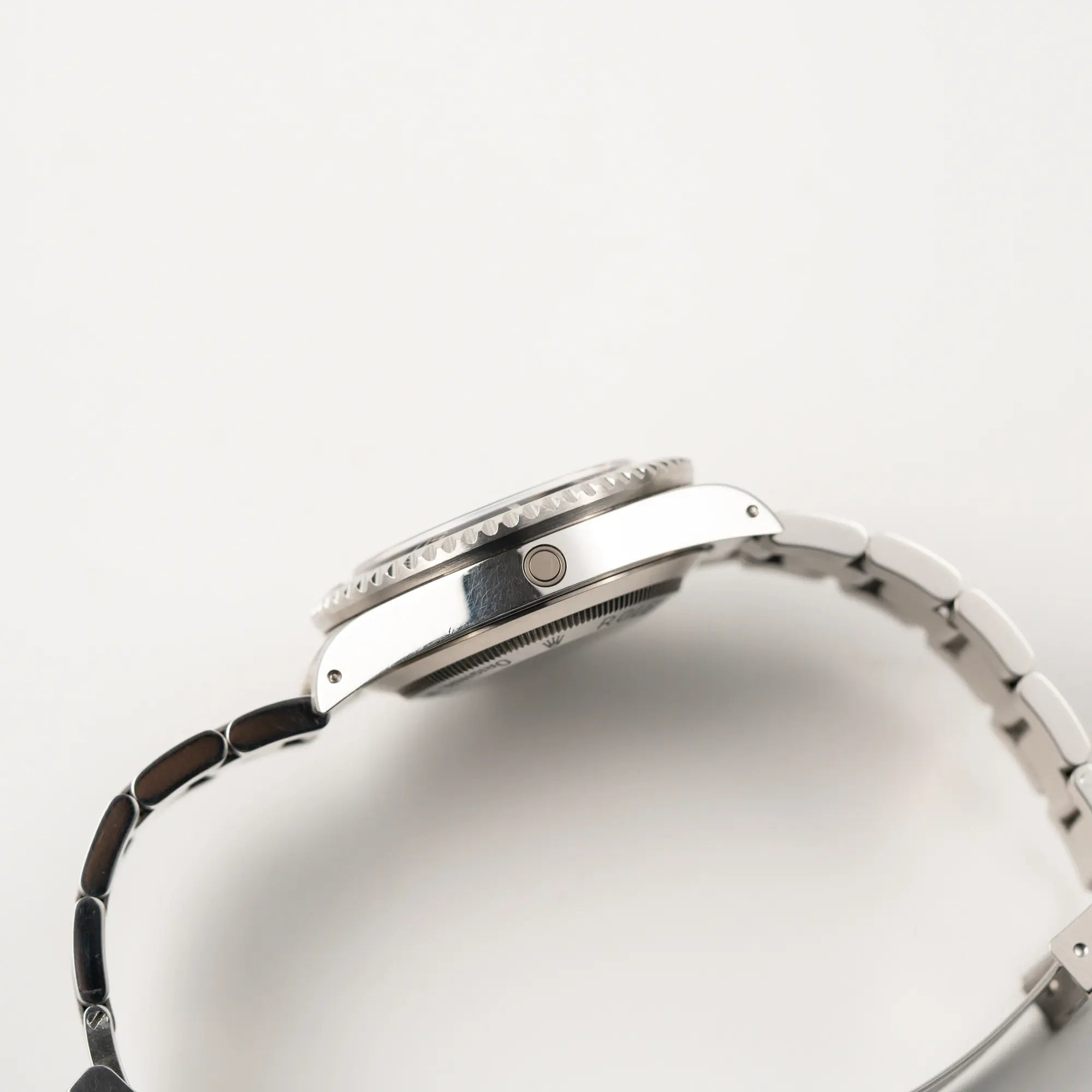 Seitlcihe Gehäuseflanke Rolex Sea-Dweller  mit schwarzem Zifferblatt und schwarzer Aluminium-Lünetten-Einlage der Referenz 16600 aus 2000 zeigt das Heliom-Ventil