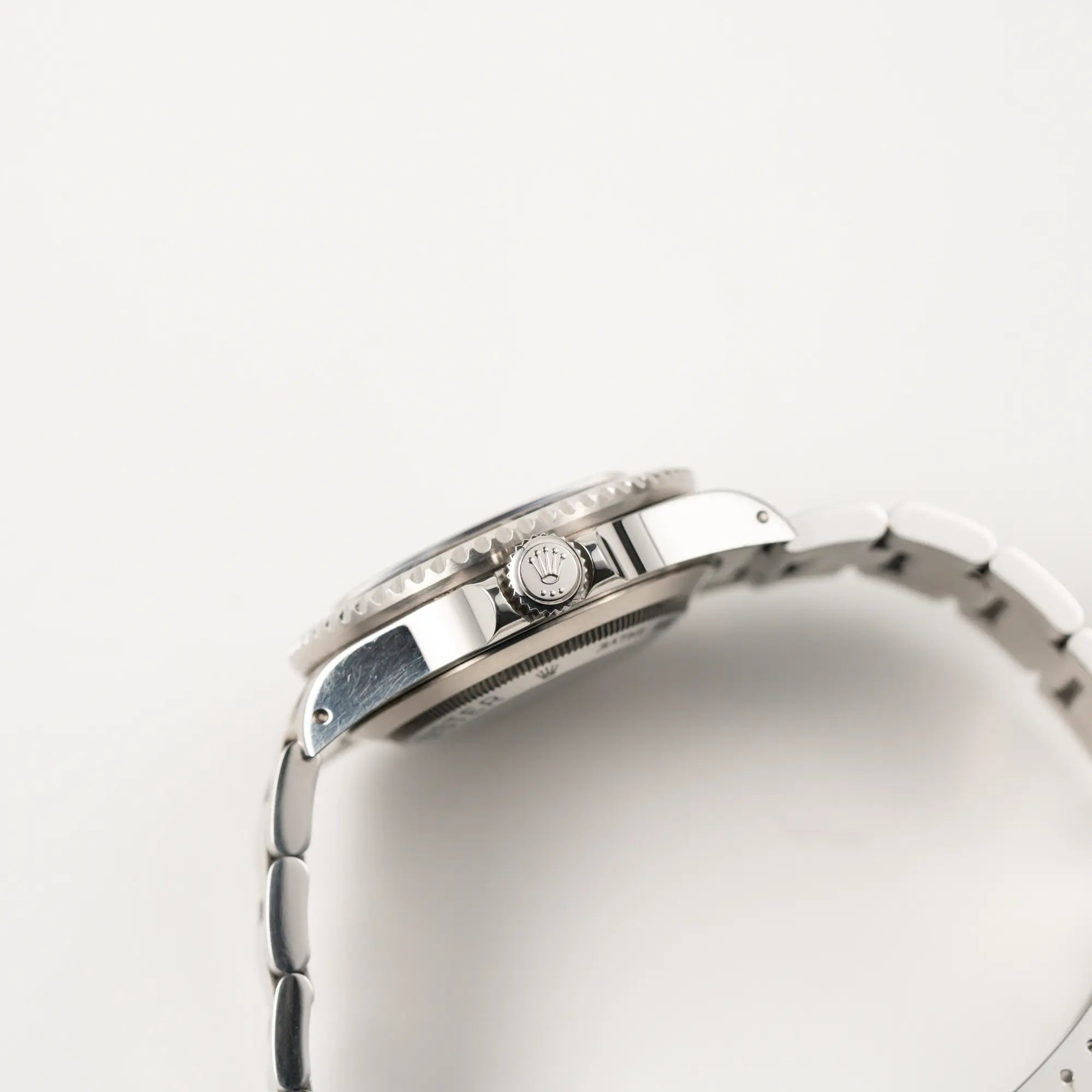 Seitliche Gehäuseflanke der Rolex Sea-Dweller  mit schwarzem Zifferblatt und schwarzer Aluminium-Lünetten-Einlage der Referenz 16600 aus 2000