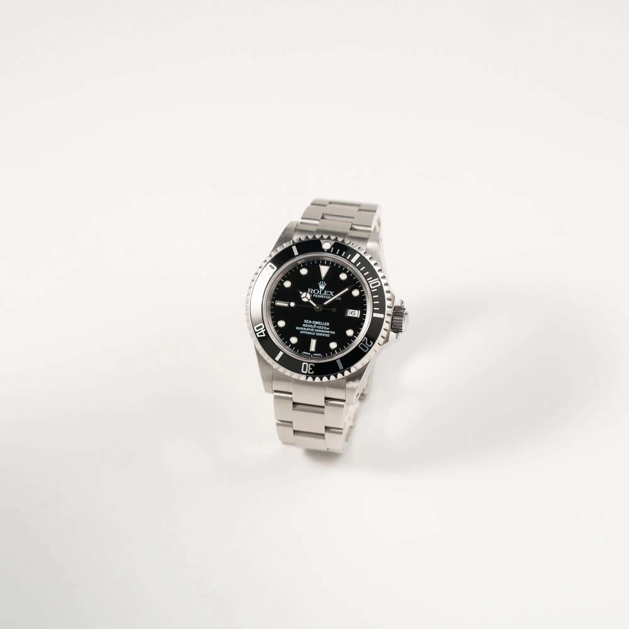 Leicht schräge Ansicht der Rolex Sea-Dweller  mit schwarzem Zifferblatt und schwarzer Aluminium-Lünetten-Einlage der Referenz 16600 aus 2000