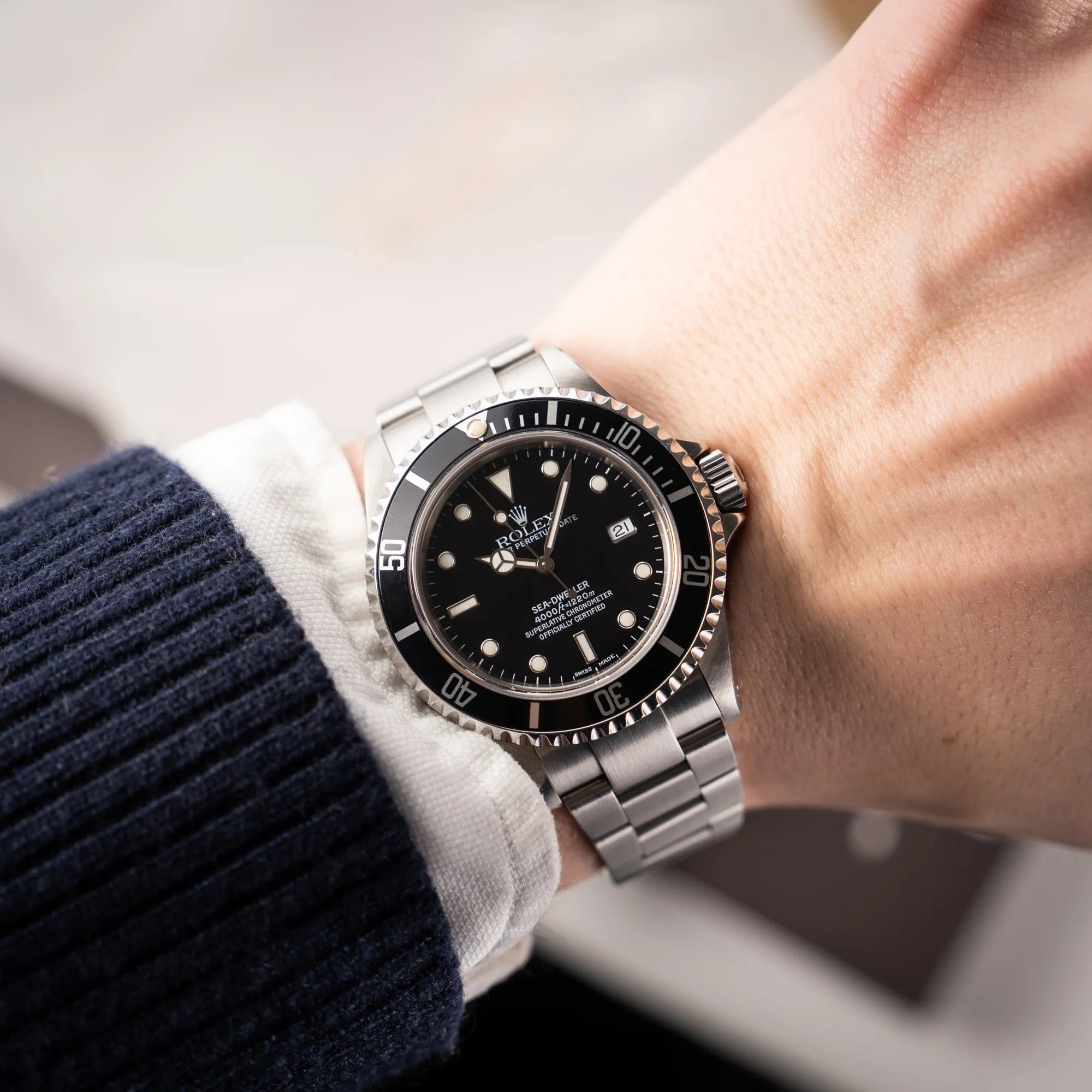 Wristshot mit der Rolex Sea-Dweller 4000 der Referenz 16600 mit der klassischen schwarzen Aluminium-Lünette aus Dezember 2002