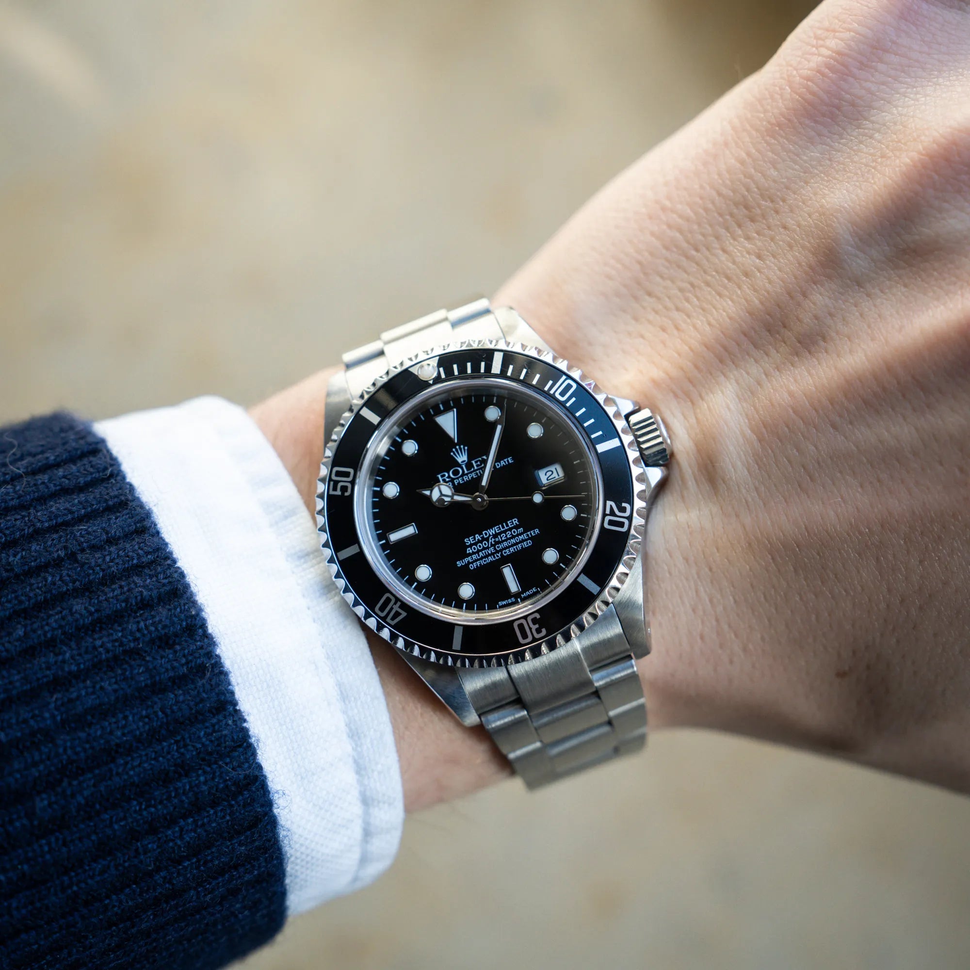 Wristshot mit der Rolex Sea-Dweller 4000 der Referenz 16600 mit der klassischen schwarzen Aluminium-Lünette aus Dezember 2002 am Handgelenk