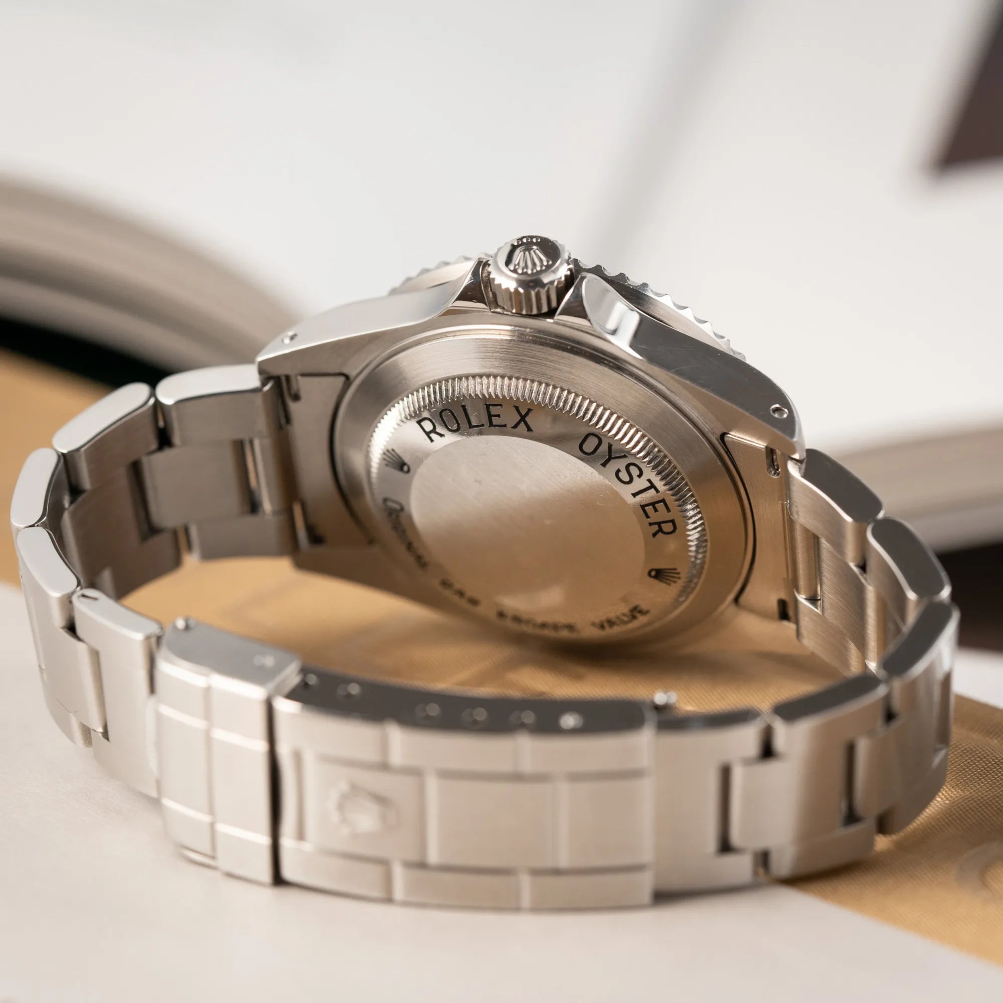 Produktfotografie der Rolex Sea-Dweller 4000 der Referenz 16600 mit der klassischen schwarzen Aluminium-Lünette aus Dezember 2002 zeigt den Gehäuseboden