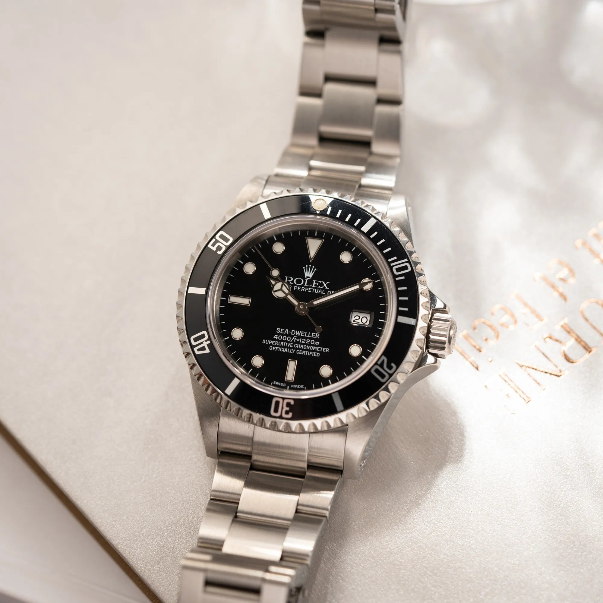 Produktfotografie als Titelbild für die Rolex Sea-Dweller 4000 der Referenz 16600 mit der klassischen schwarzen Aluminium-Lünette aus Dezember 2002