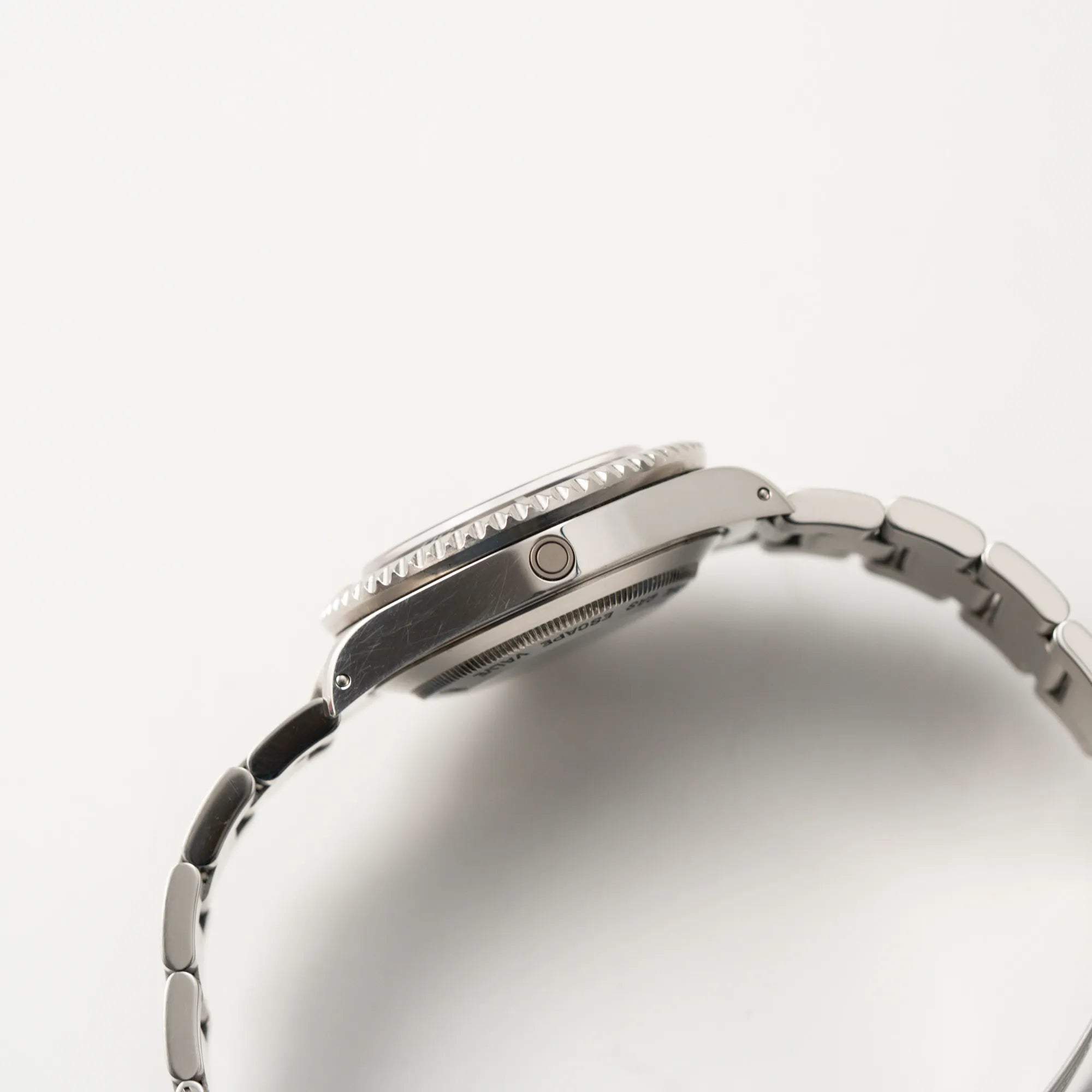 Seitliche Gehäuseflanke der Rolex Sea-Dweller 4000 der Referenz 16600 mit der klassischen schwarzen Aluminium-Lünette aus Dezember 2002 zeigt das Helium-Ventil