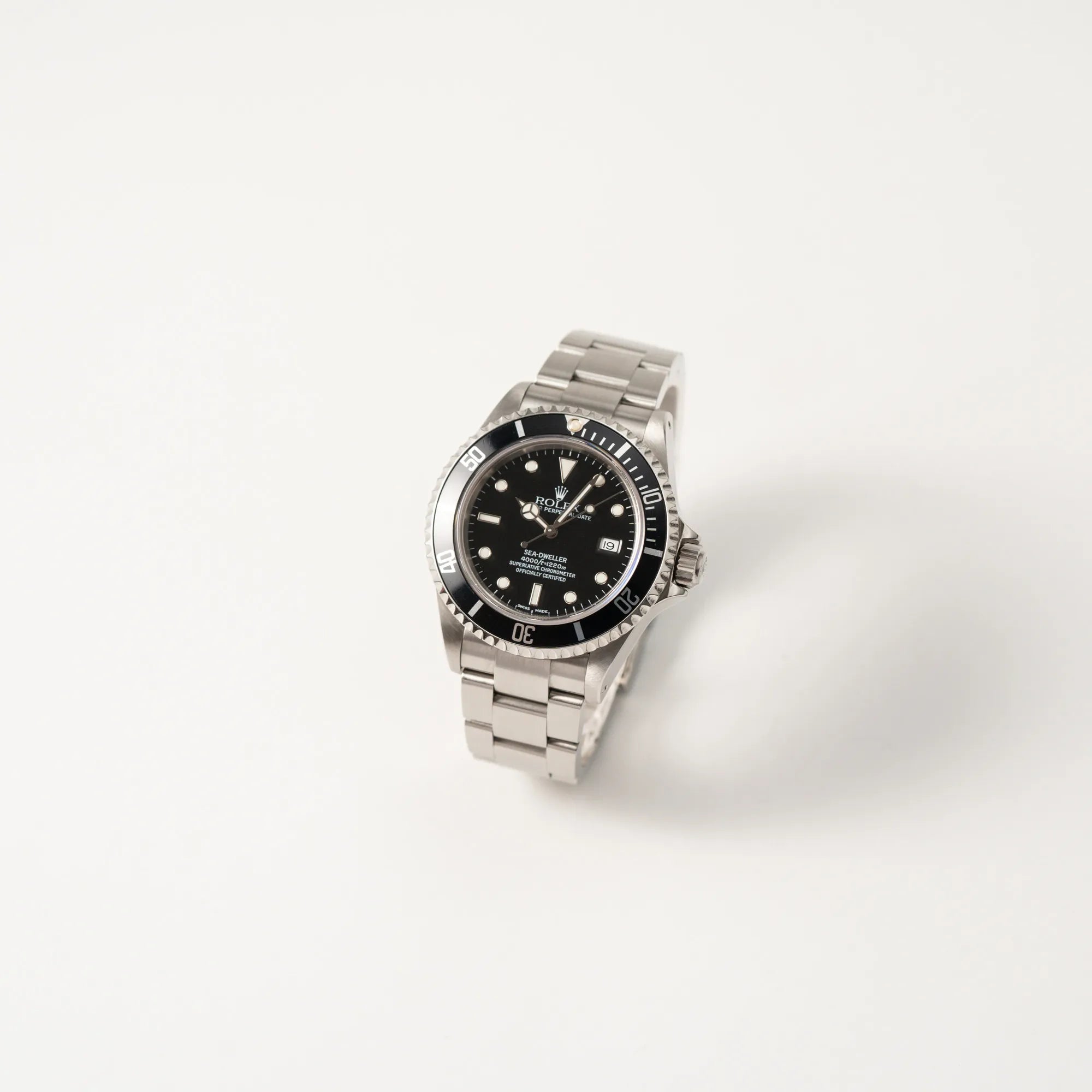 Leicht schräge Ansicht der Rolex Sea-Dweller 4000 der Referenz 16600 mit der klassischen schwarzen Aluminium-Lünette aus Dezember 2002