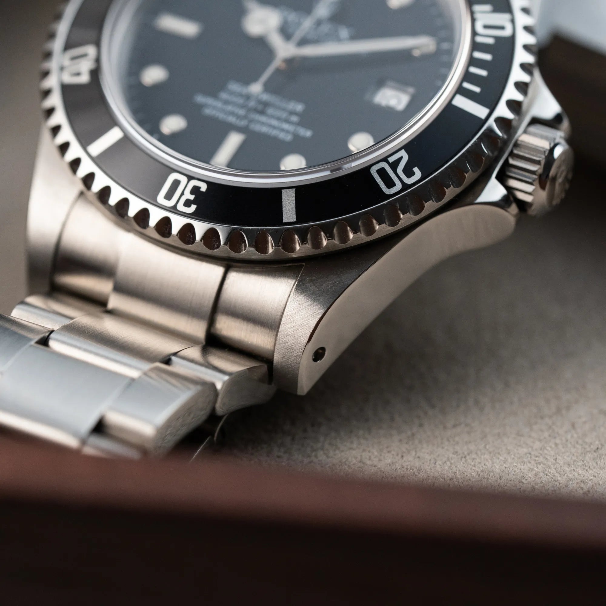 Produktfotografie der Rolex Seadweller 4000 mit schwarzem Aluminium-Lünetten-Inlay mit der Referenz 16600