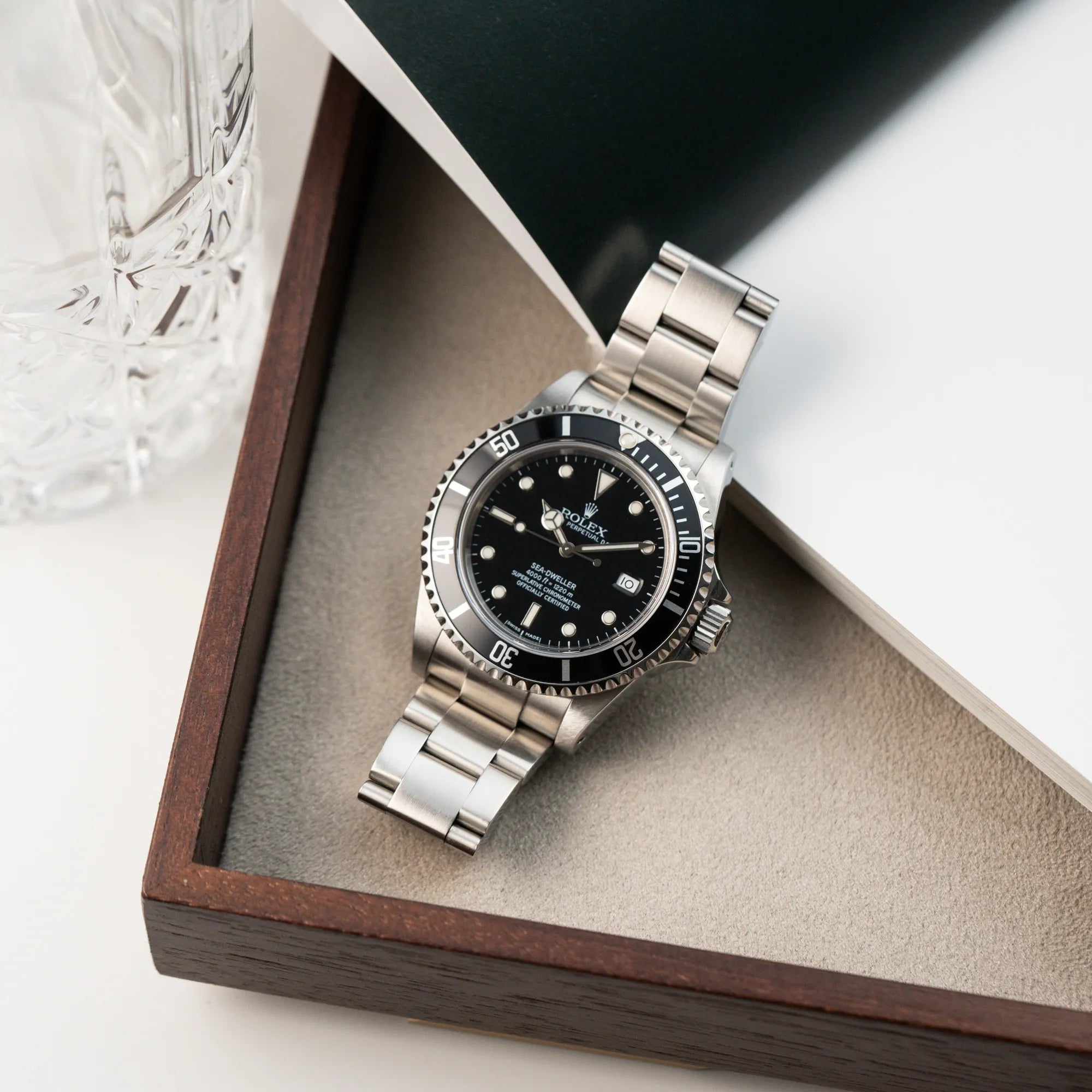 Produktfotografie der Rolex Seadweller 4000 mit schwarzem Aluminium-Lünetten-Inlay mit der Referenz 16600