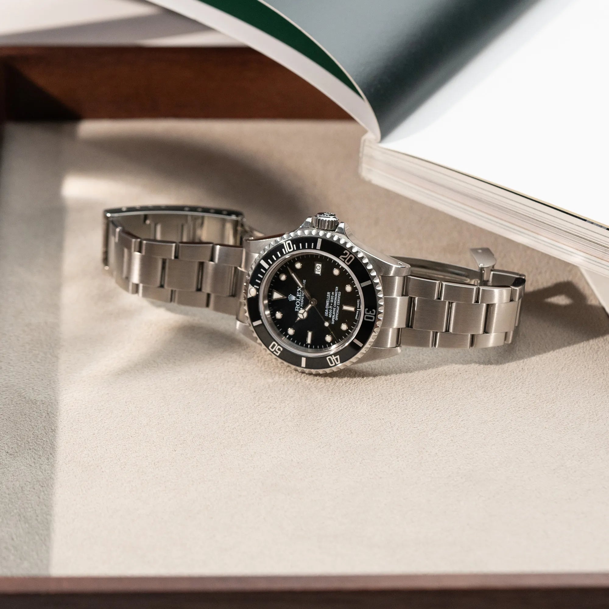 Produktfotografie der Rolex Seadweller 4000 mit schwarzem Aluminium-Lünetten-Inlay mit der Referenz 16600