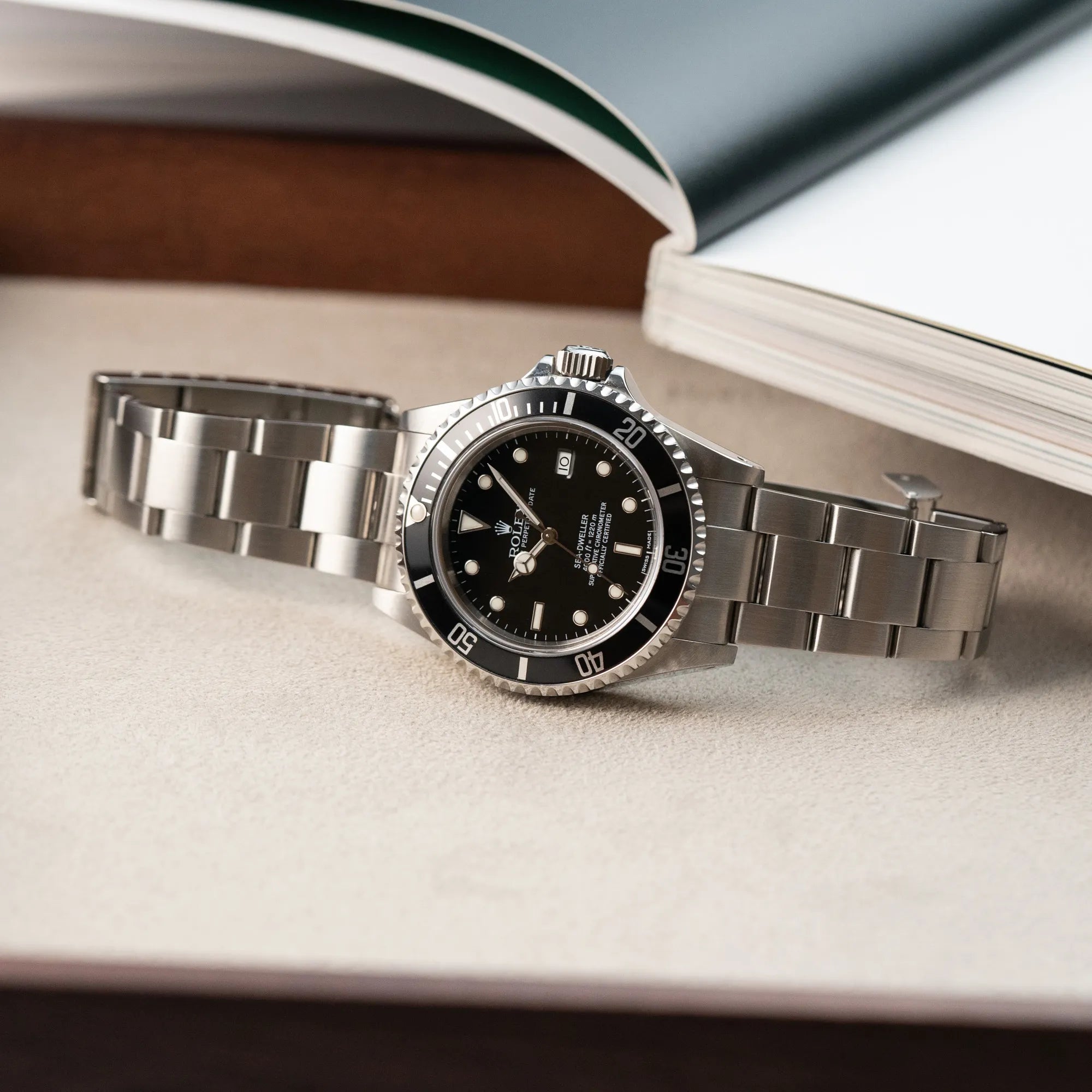 Produktfotografie der Rolex Seadweller 4000 mit schwarzem Aluminium-Lünetten-Inlay mit der Referenz 16600