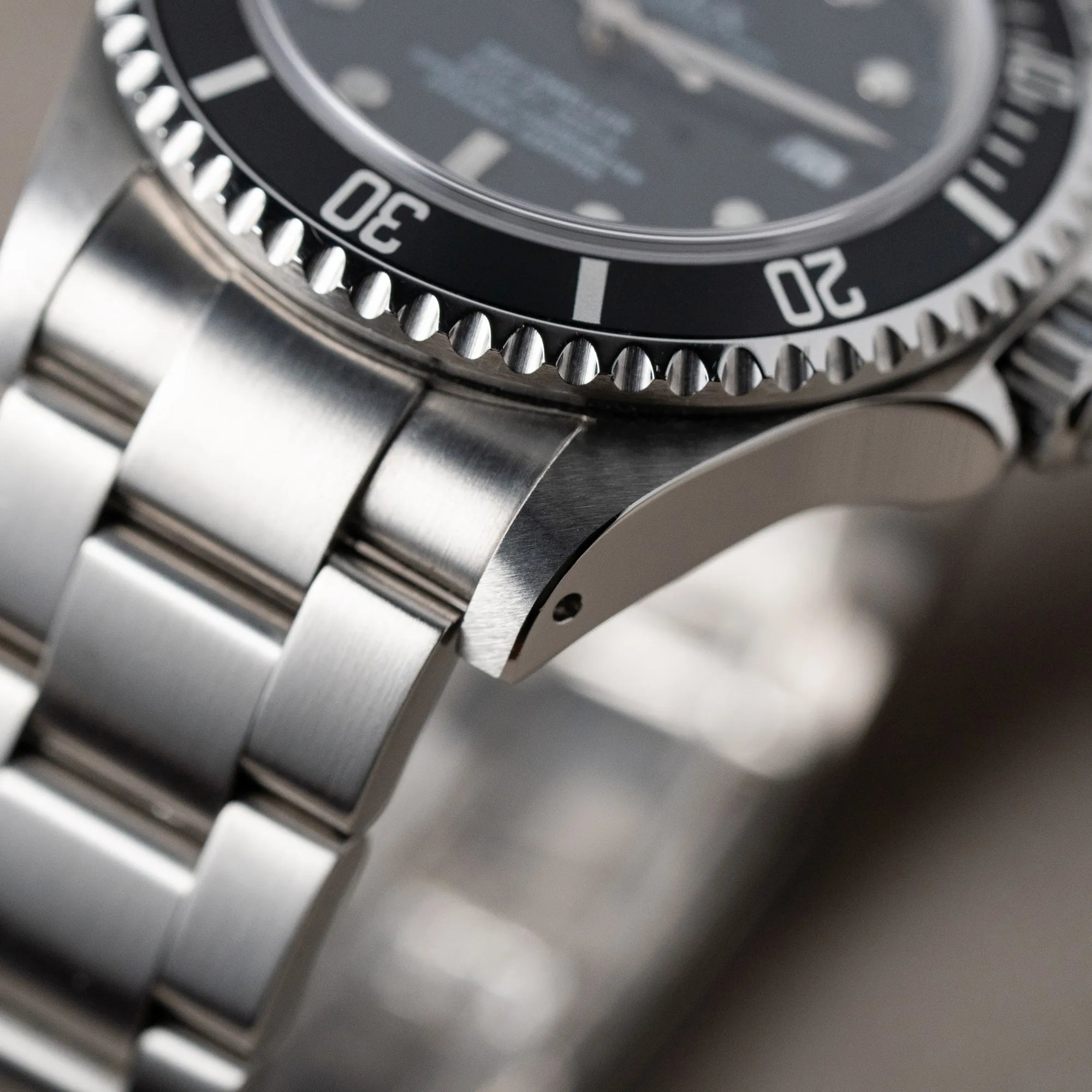 Detailaufnahme der Rolex Seadweller 4000 mit schwarzem Aluminium-Lünetten-Inlay mit der Referenz 16600 mit Fokus auf dem Bandanstoß in einem hervorragenden Zustand