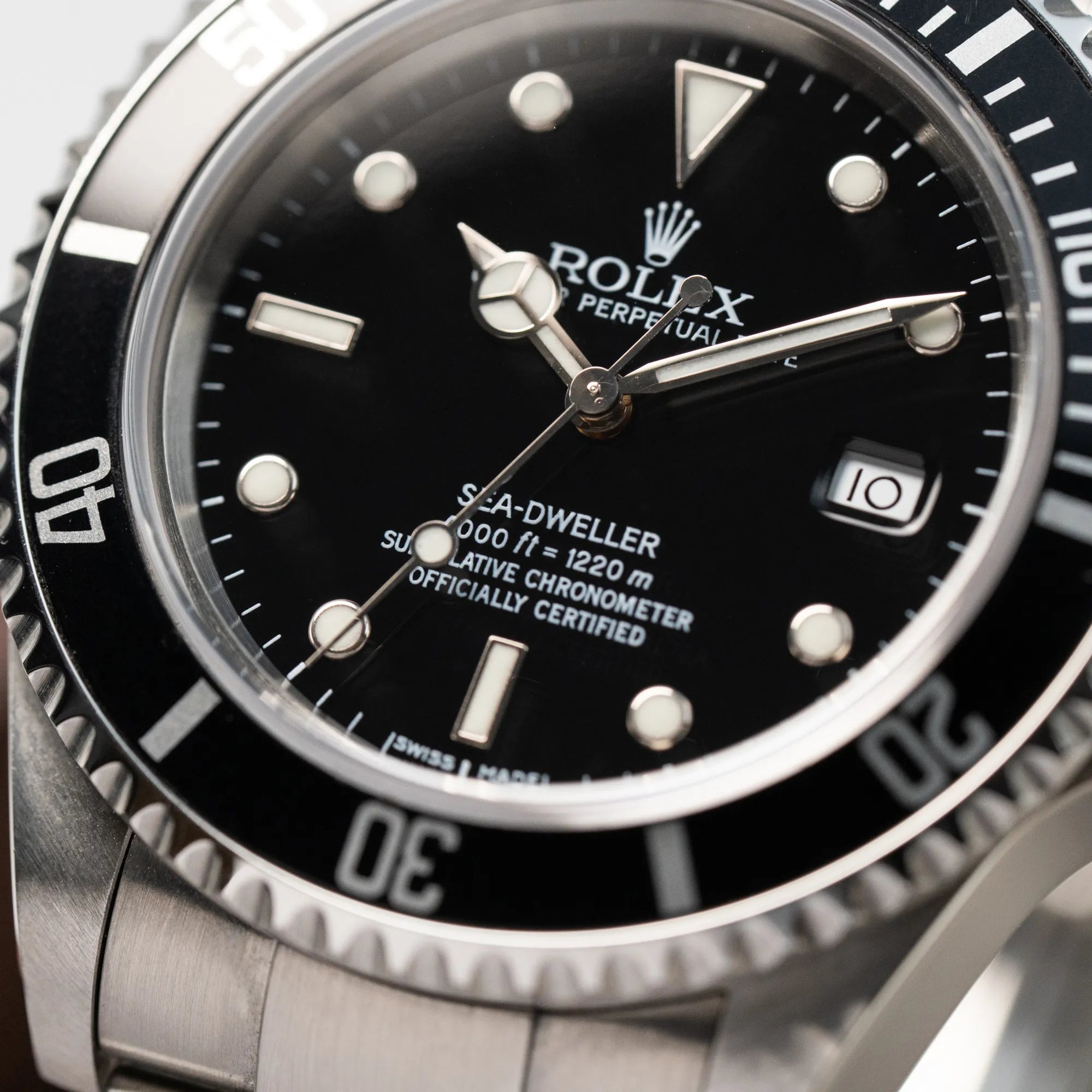 Detailaufnahme der Rolex Seadweller 4000 mit schwarzem Aluminium-Lünetten-Inlay mit der Referenz 16600