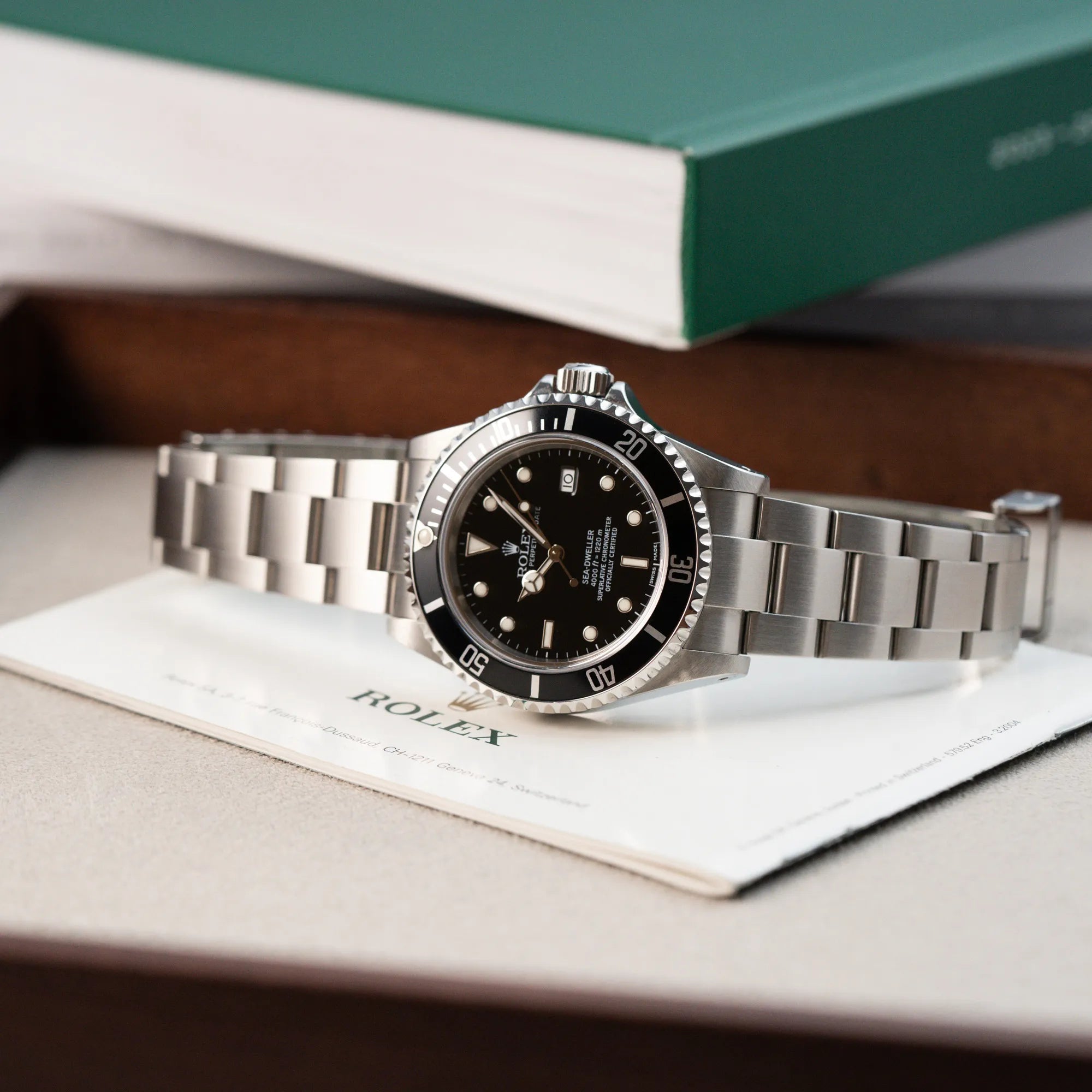 Produktfotografie der Rolex Seadweller 4000 mit schwarzem Aluminium-Lünetten-Inlay mit der Referenz 16600