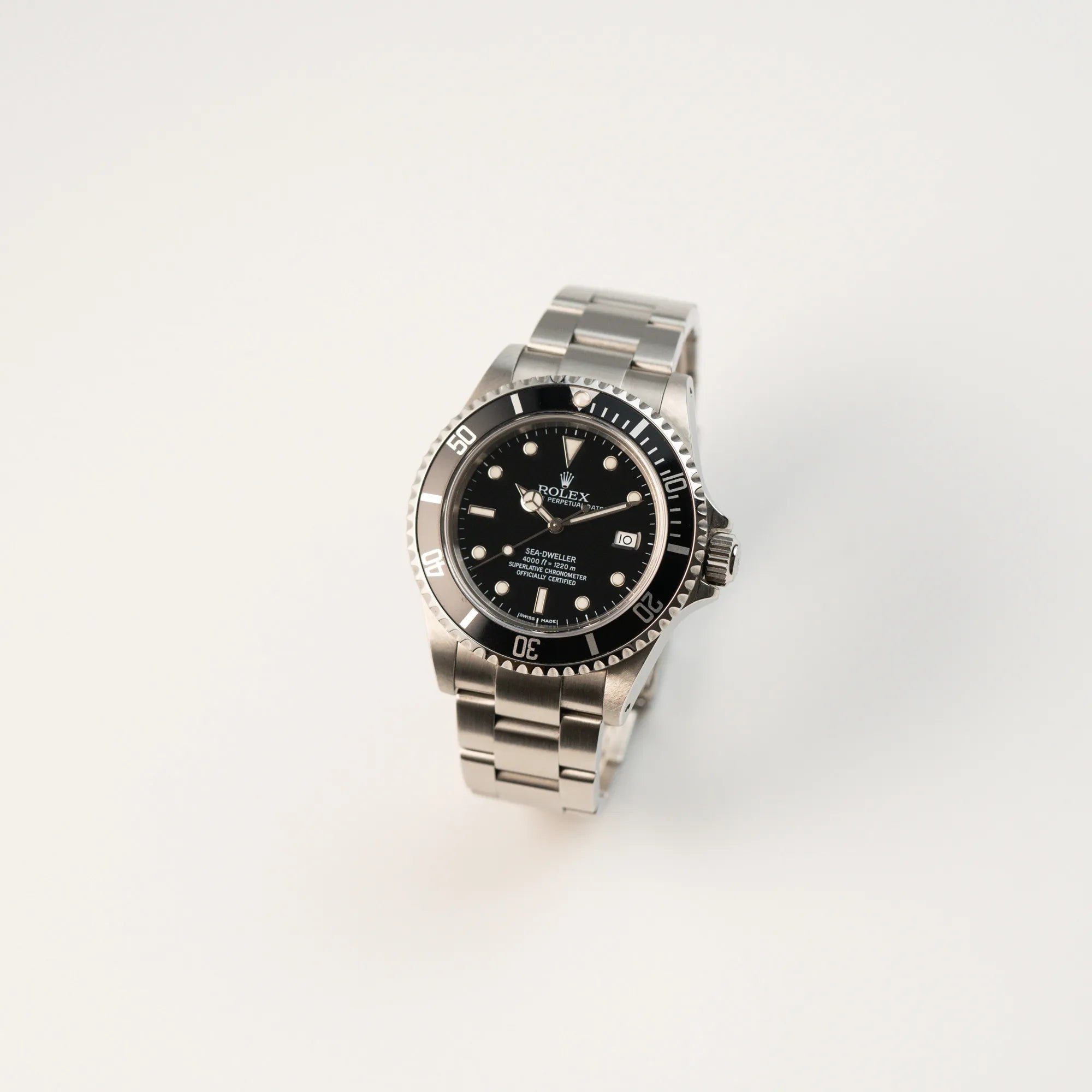 Leicht schräge Ansicht der Rolex Seadweller 4000 mit schwarzem Aluminium-Lünetten-Inlay mit der Referenz 16600