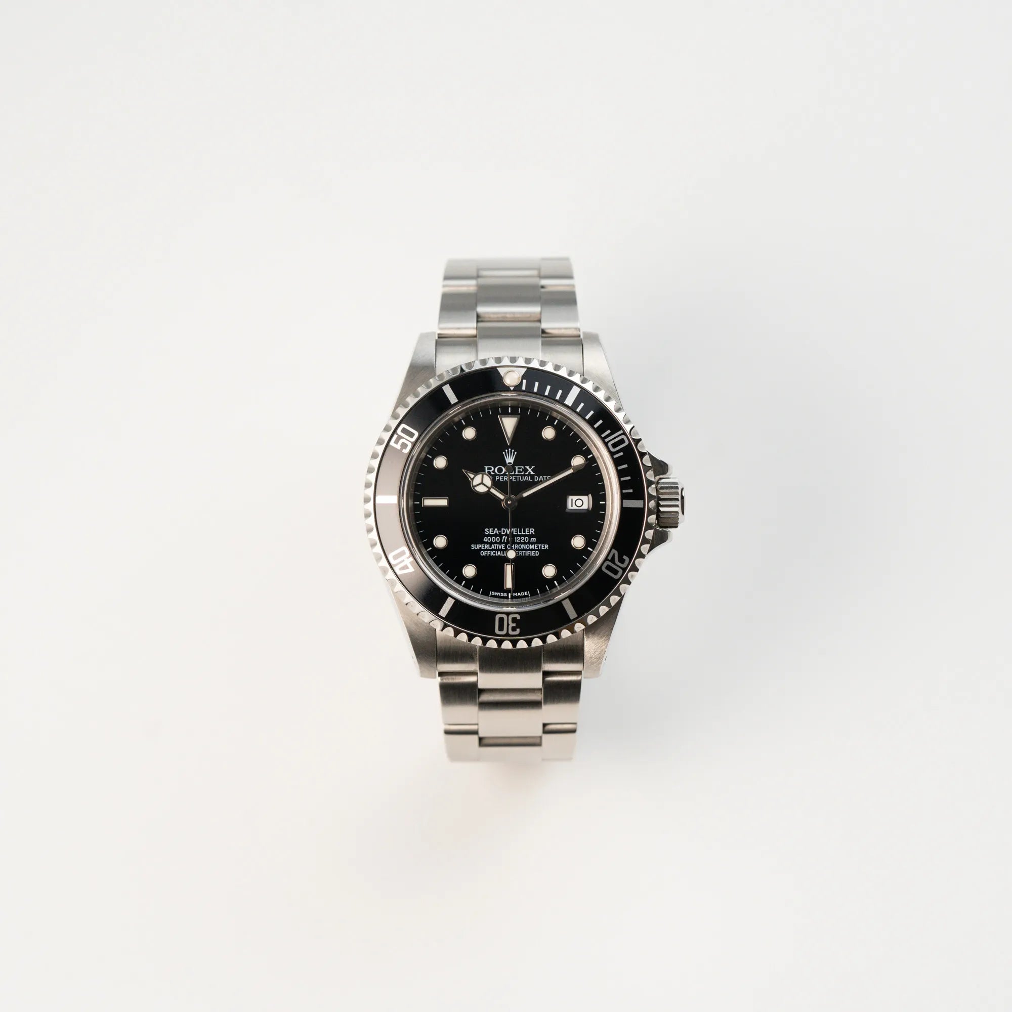 Frontale Ansicht der Rolex Seadweller 4000 mit schwarzem Aluminium-Lünetten-Inlay mit der Referenz 16600