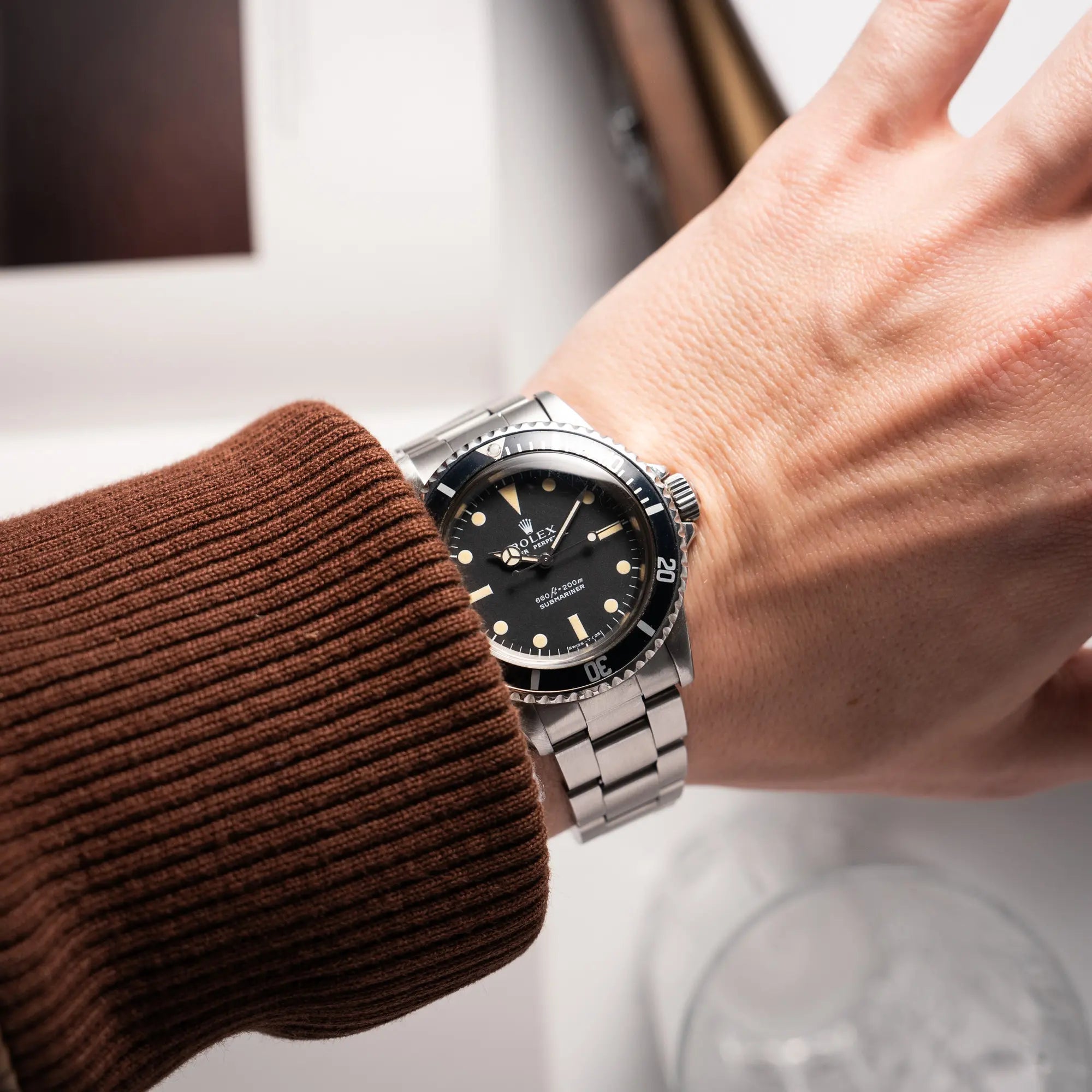 Wristshot mit der Rolex Submariner No Date MKII mit Serif Zifferblatt der Referenz 5513 aus 1970 mit gleichmäßiger Patina am Handgelenk