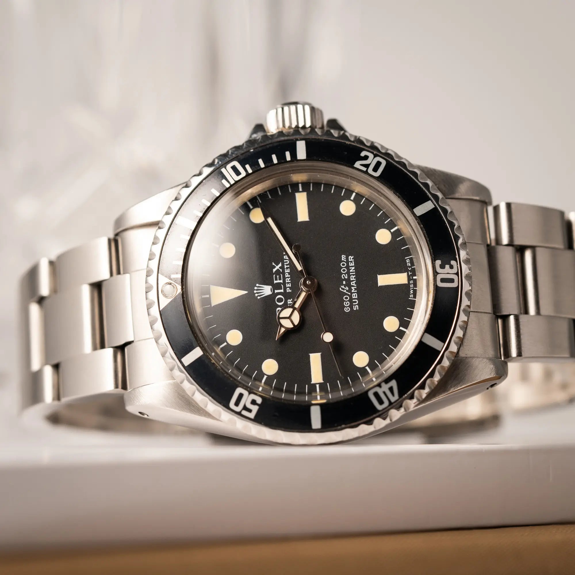 Detailaufnahme der Rolex Submariner No Date MKII mit Serif Zifferblatt der Referenz 5513 aus 1970 mit gleichmäßiger Patina