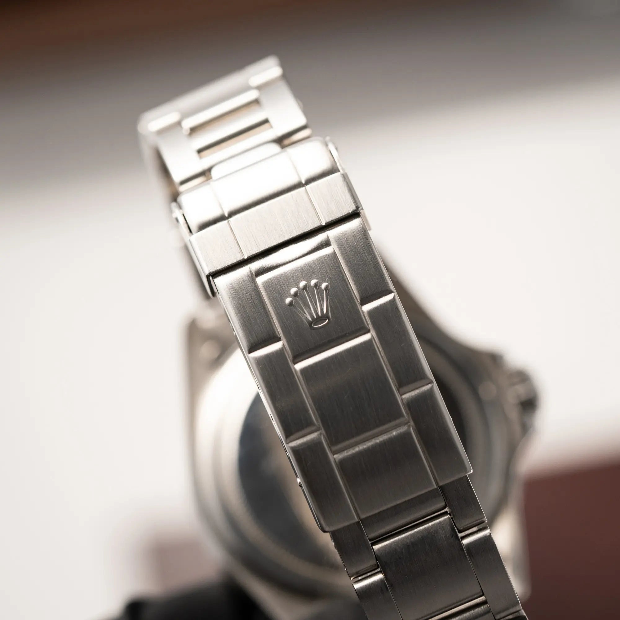 Detailaufnahme der Oyster-Faltschliesse der Rolex Submariner No Date MKII mit Serif Zifferblatt der Referenz 5513 aus 1970 mit gleichmäßiger Patina