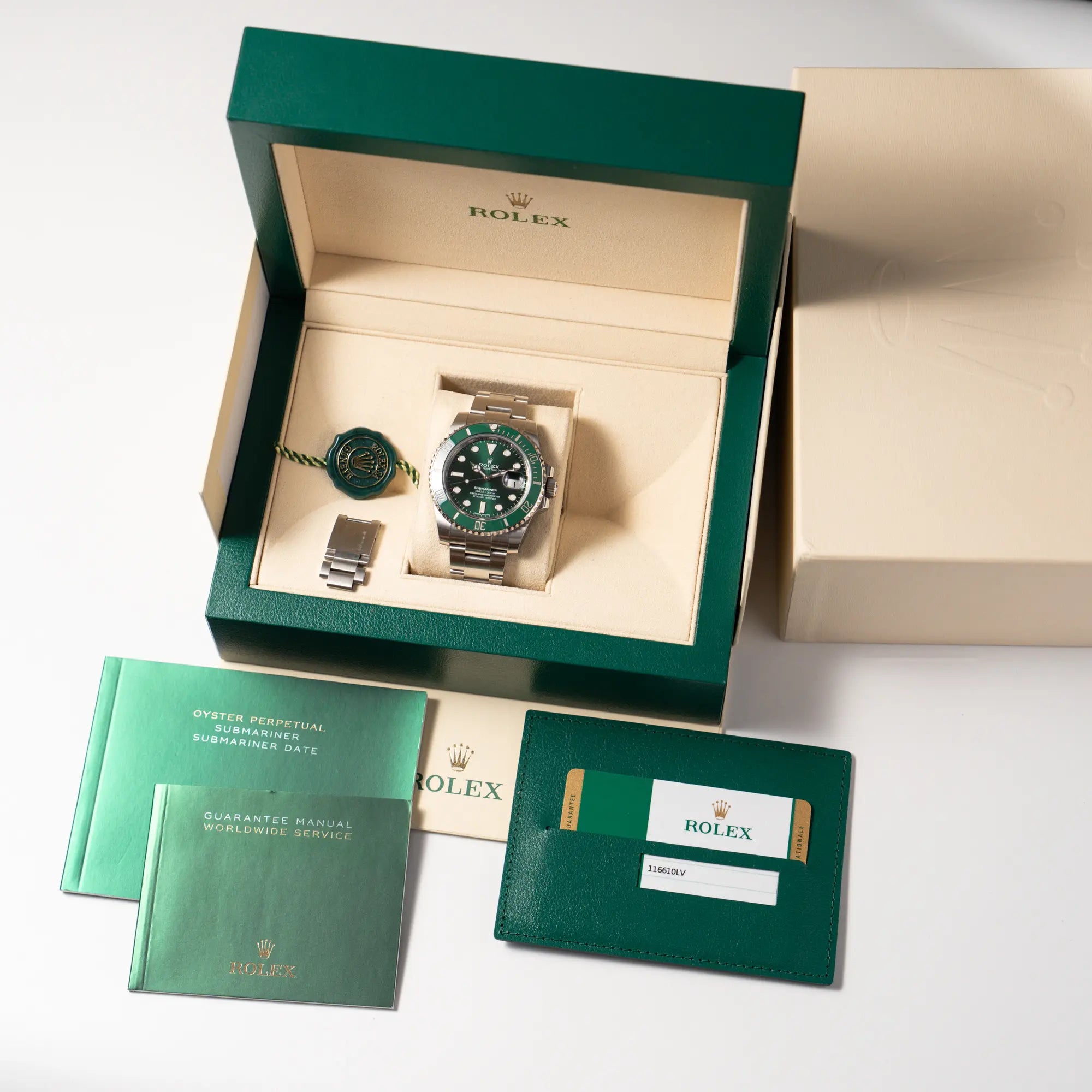 Rolex Submariner Date 116610LV "Hulk" mit grünem Zifferblatt und grüner Keramik-Lünette zusammen mit dem Lieferumfang, bestehend aus originaler Box mit Umkarton, Booklets, Hangtag und originaler Garantiekarte (Papiere)
