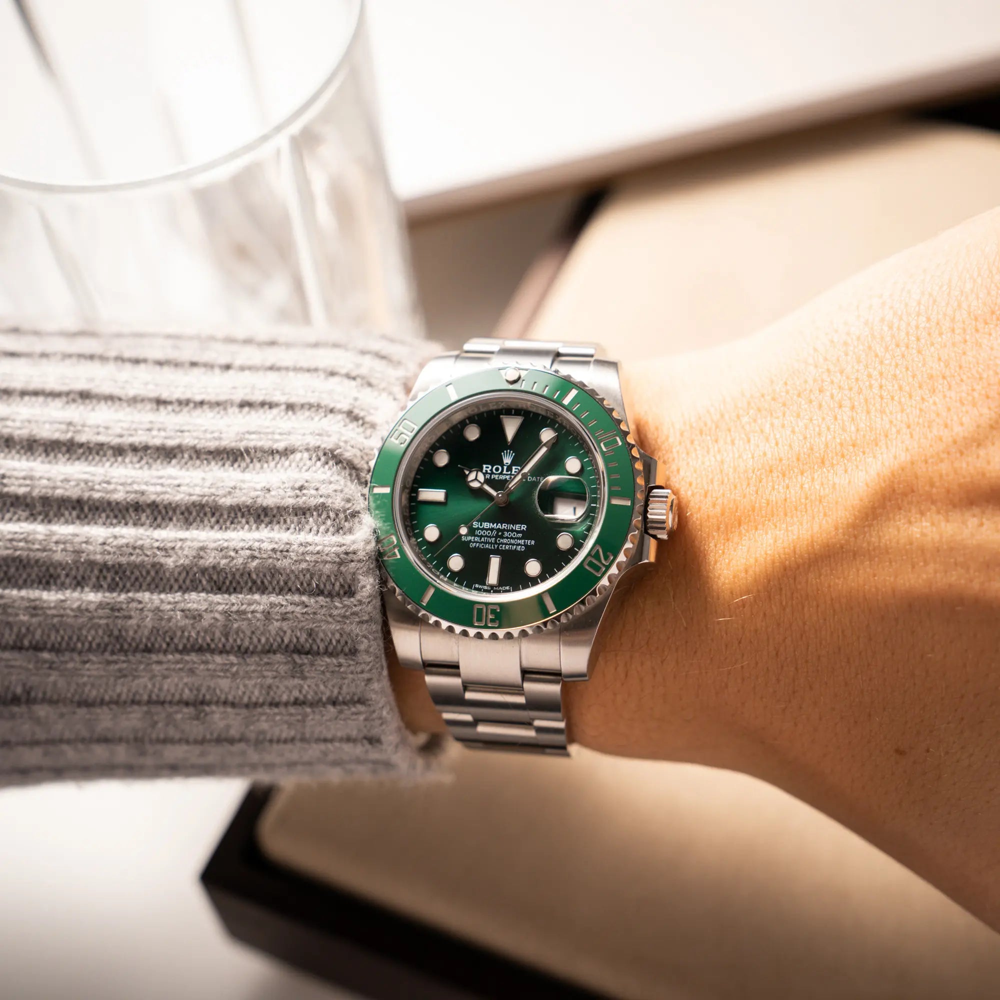 Wristshot mit der Rolex Submariner Date 116610LV "Hulk" mit grünem Zifferblatt und grüner Keramik-Lünette an einem Männerhandgelenk 