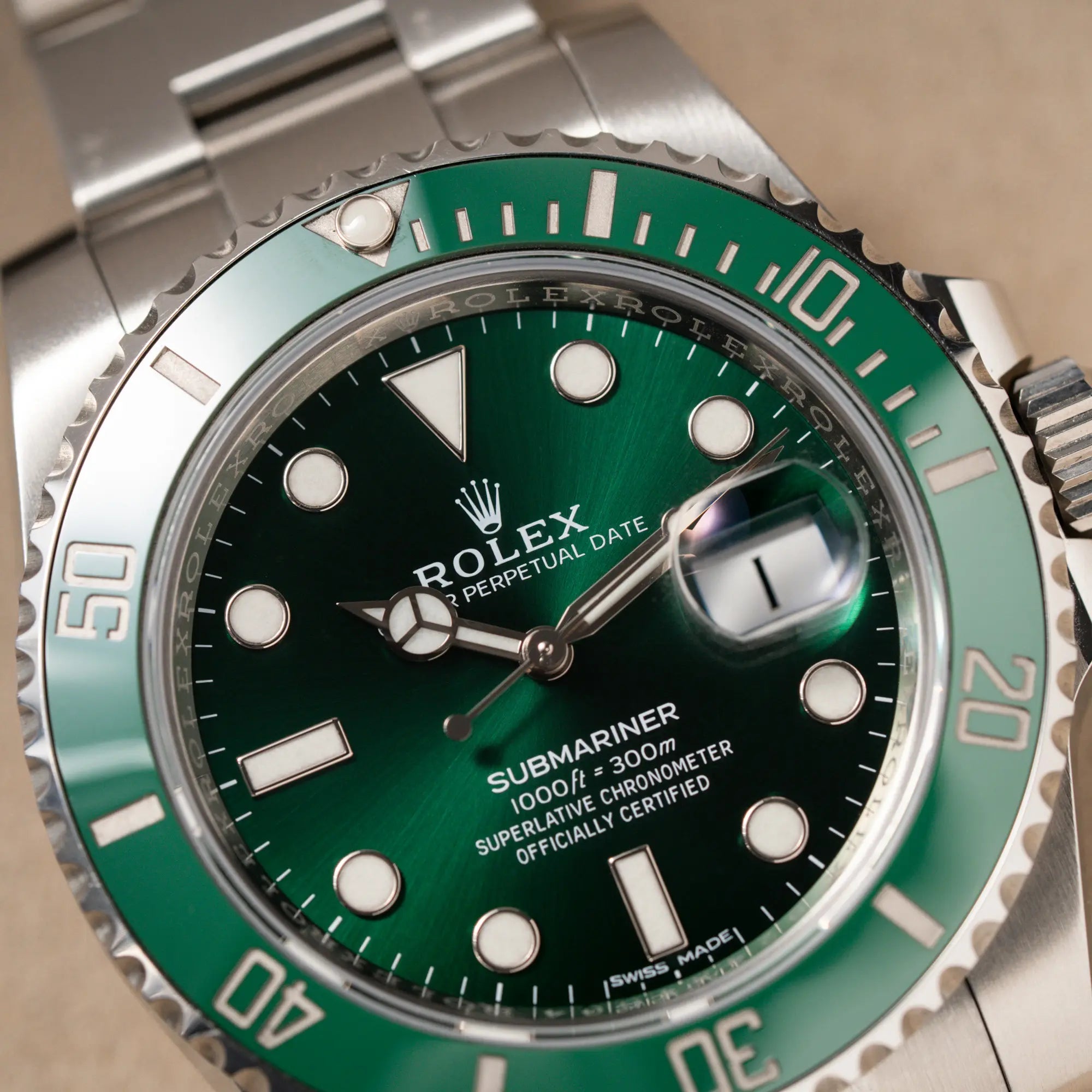 Detailaufnahme des Uhrenkopfes der Rolex Submariner Date 116610LV "Hulk" mit grünem Zifferblatt und grüner Keramik-Lünette