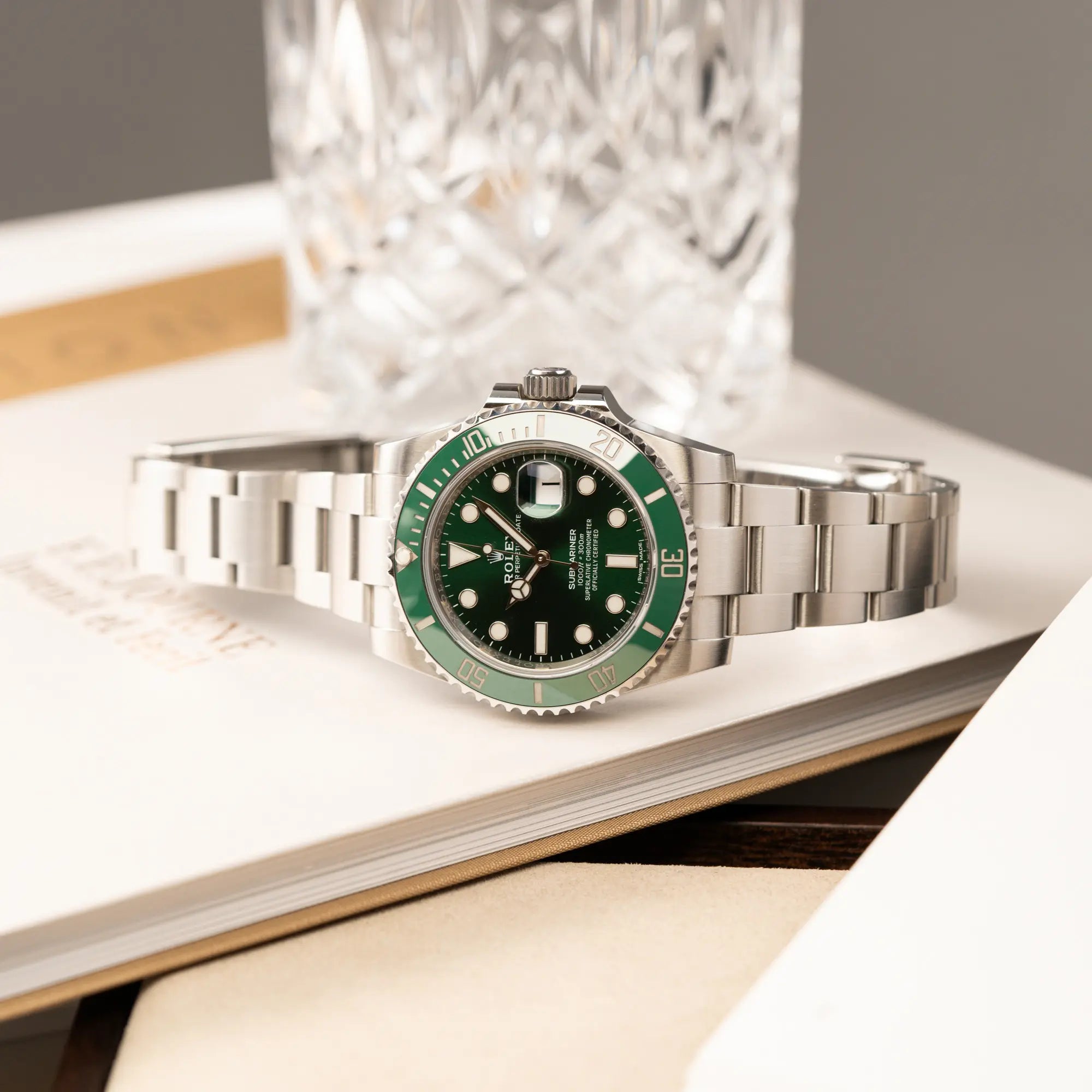 Produktfotografie der Rolex Submariner Date 116610LV "Hulk" mit grünem Zifferblatt und grüner Keramik-Lünette